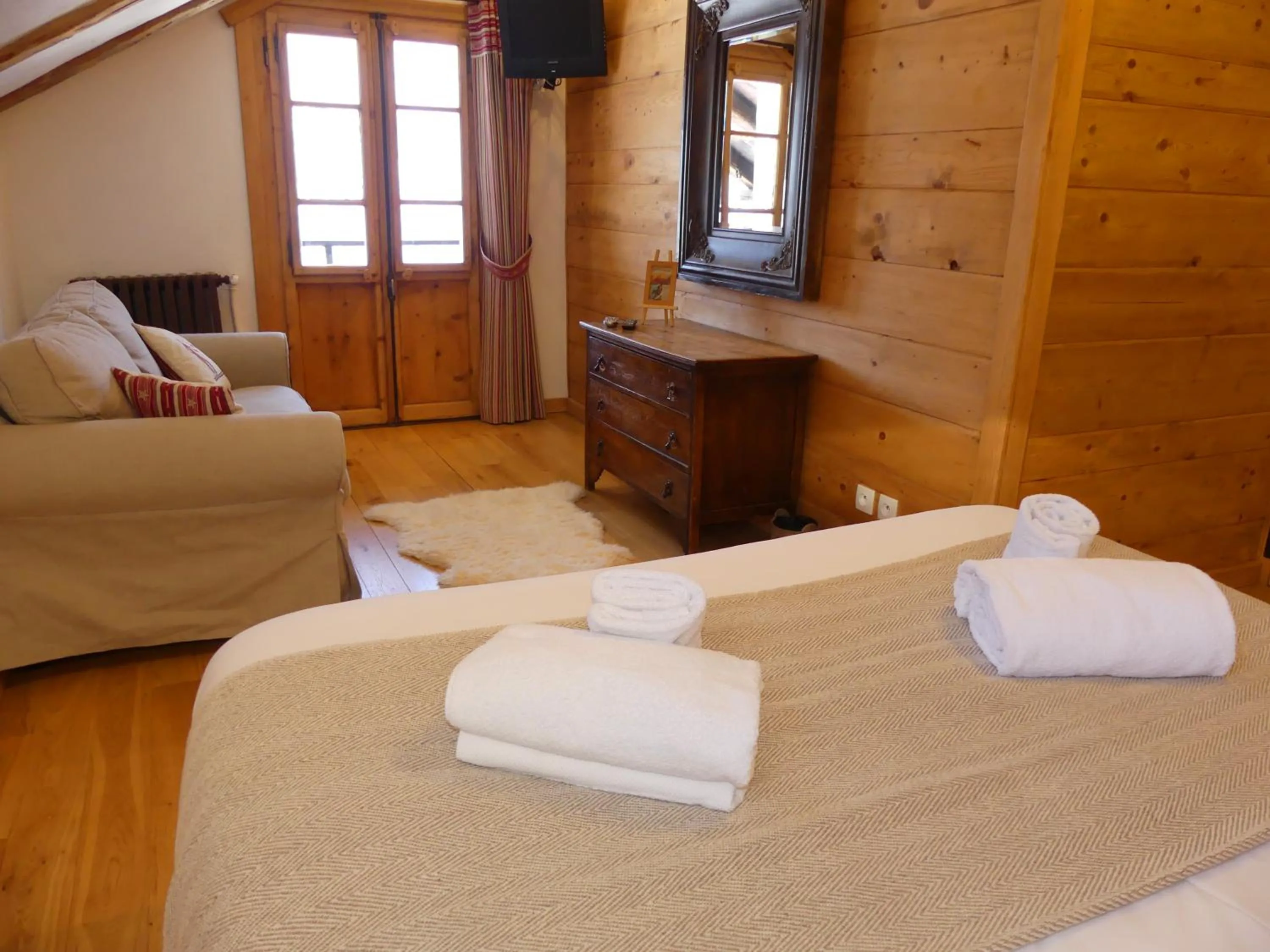 Bed in La Chaumiere - Luxury Traditional Chalet, Châtel