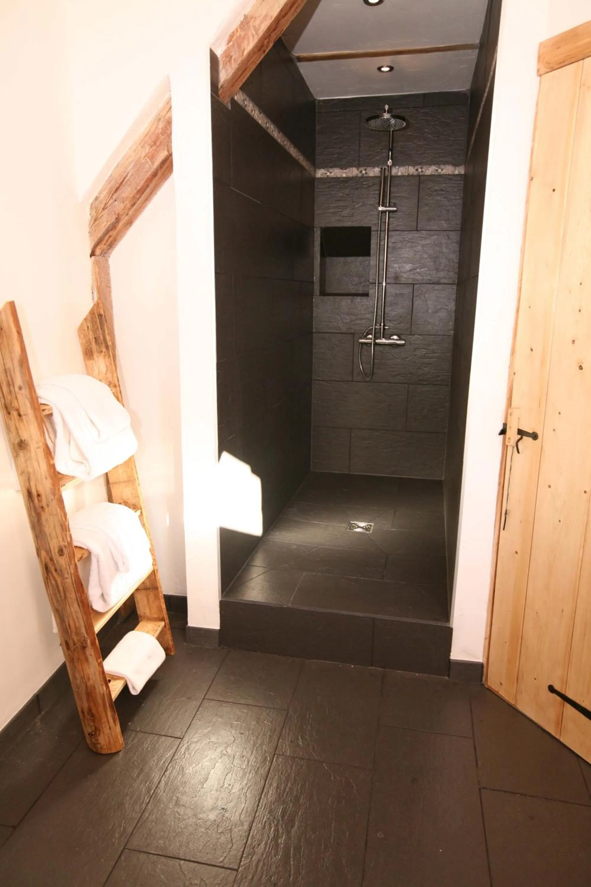 Shower in La Chaumiere - Luxury Traditional Chalet, Châtel