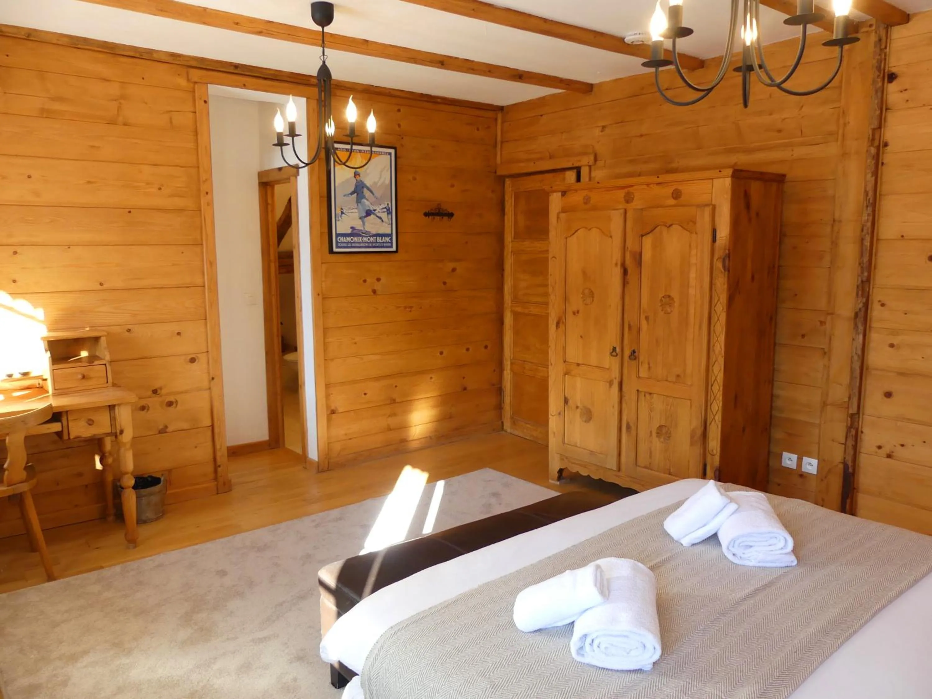 Bed in La Chaumiere - Luxury Traditional Chalet, Châtel