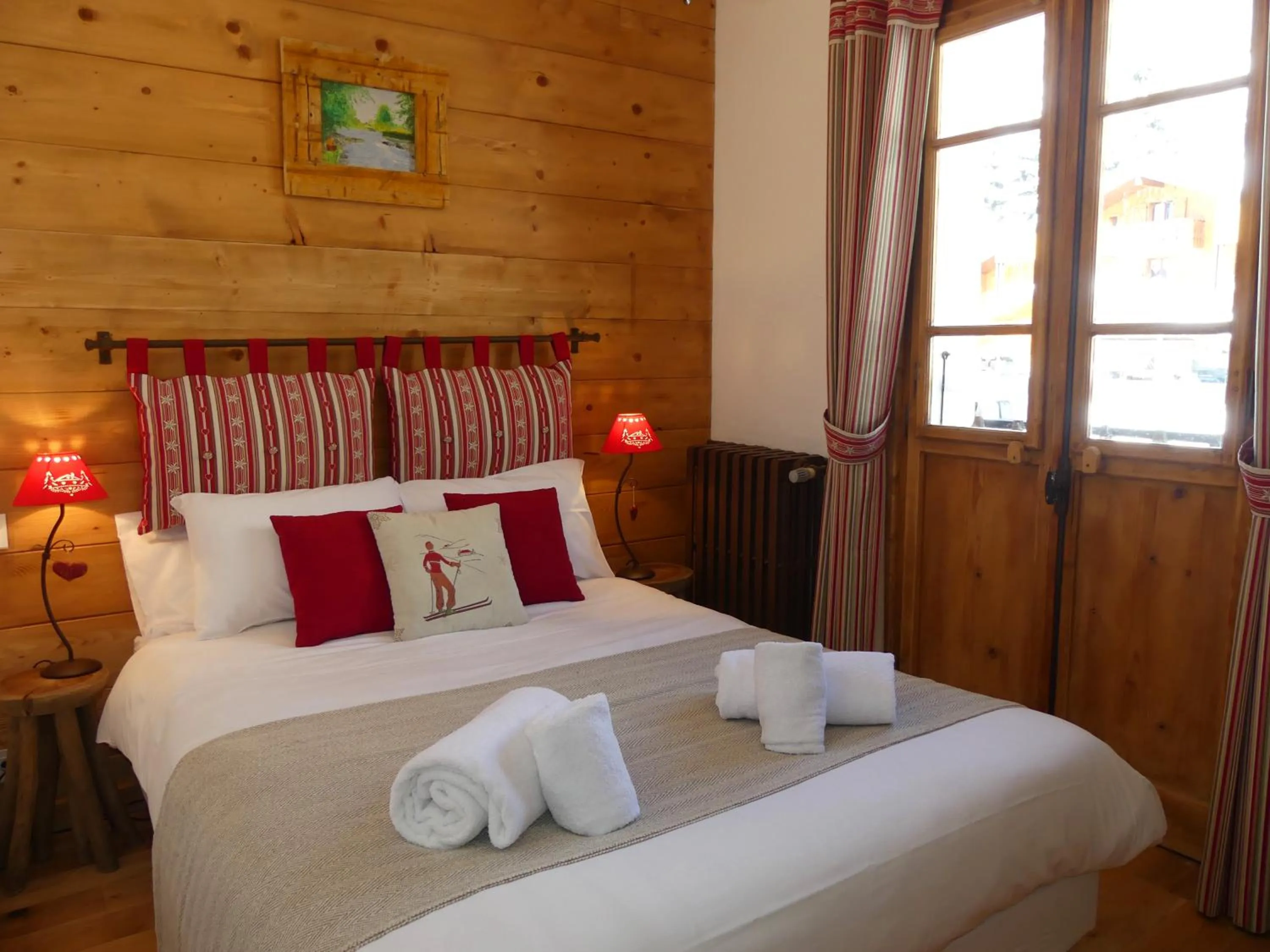 Bed in La Chaumiere - Luxury Traditional Chalet, Châtel