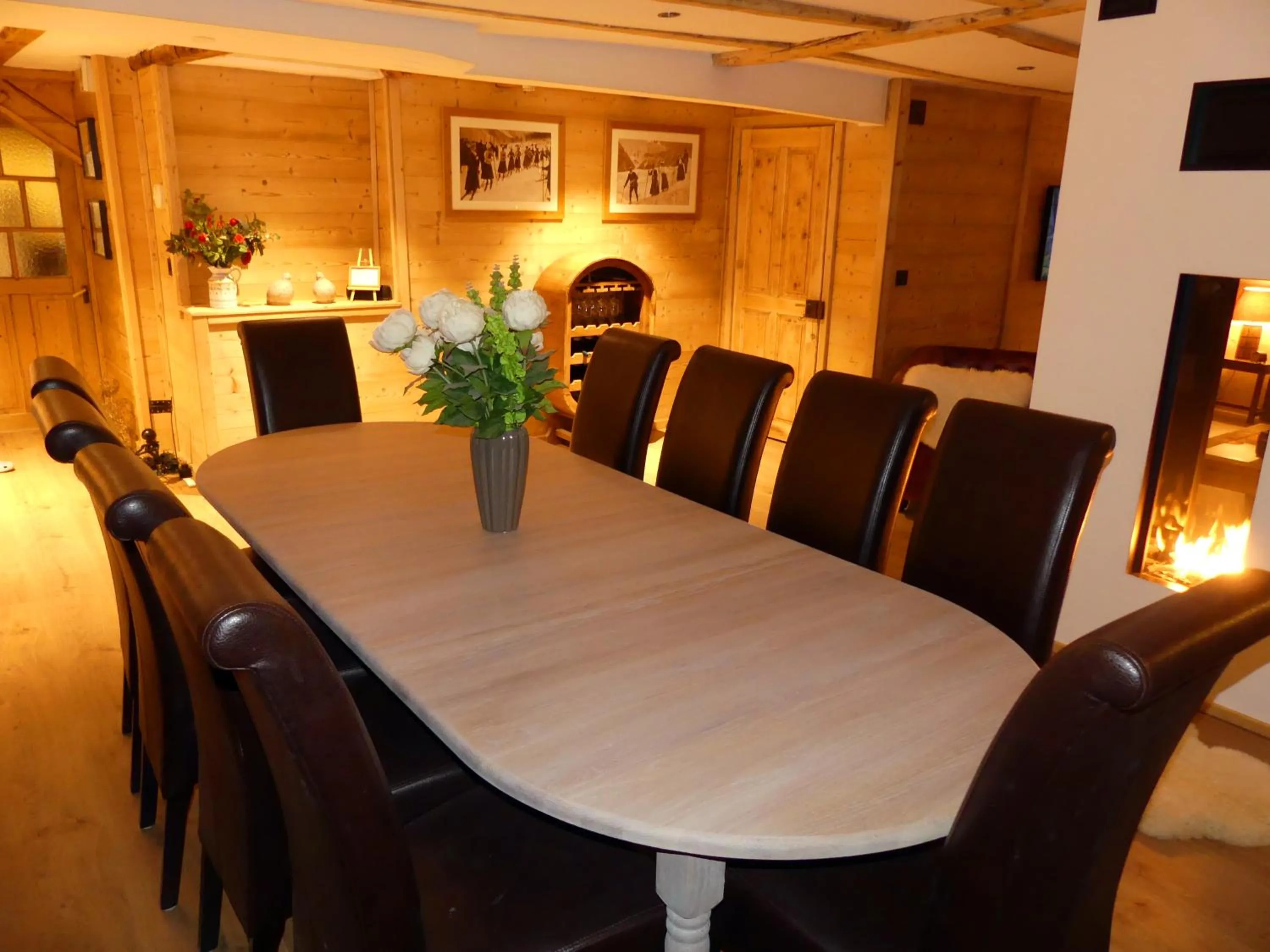 Dining area in La Chaumiere - Luxury Traditional Chalet, Châtel