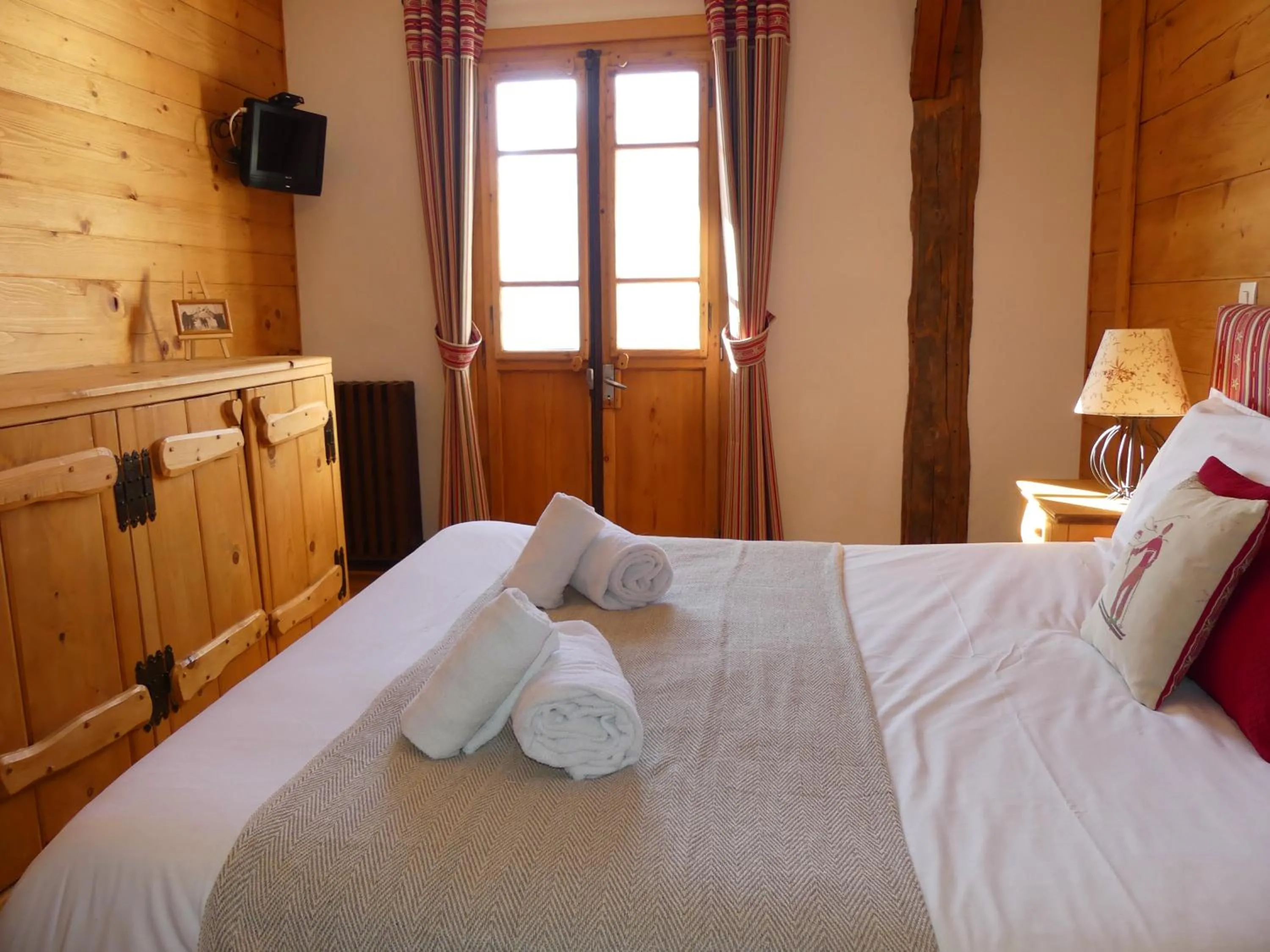 Bed in La Chaumiere - Luxury Traditional Chalet, Châtel
