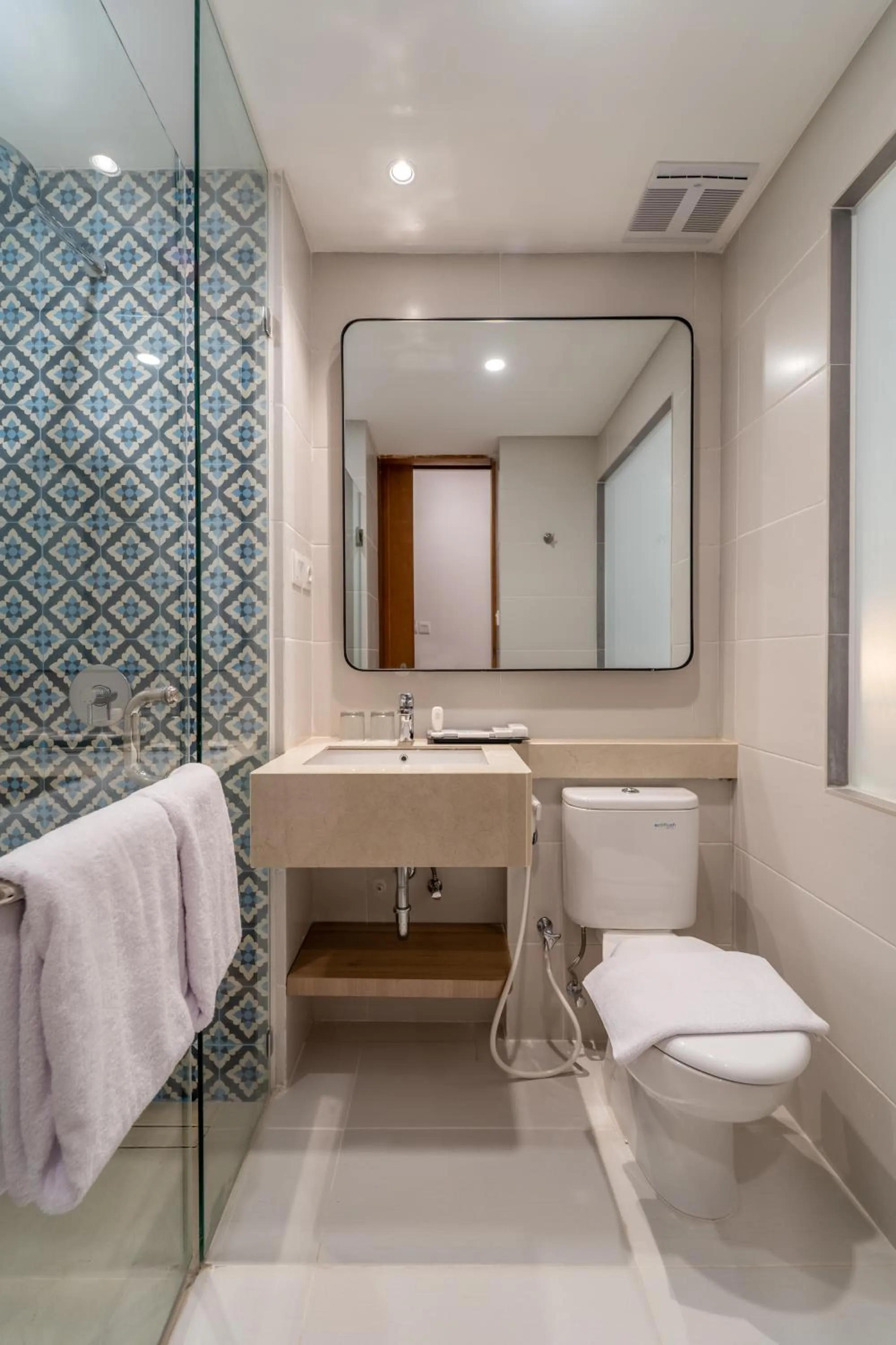 Shower in Montana Oceanside Mandalika