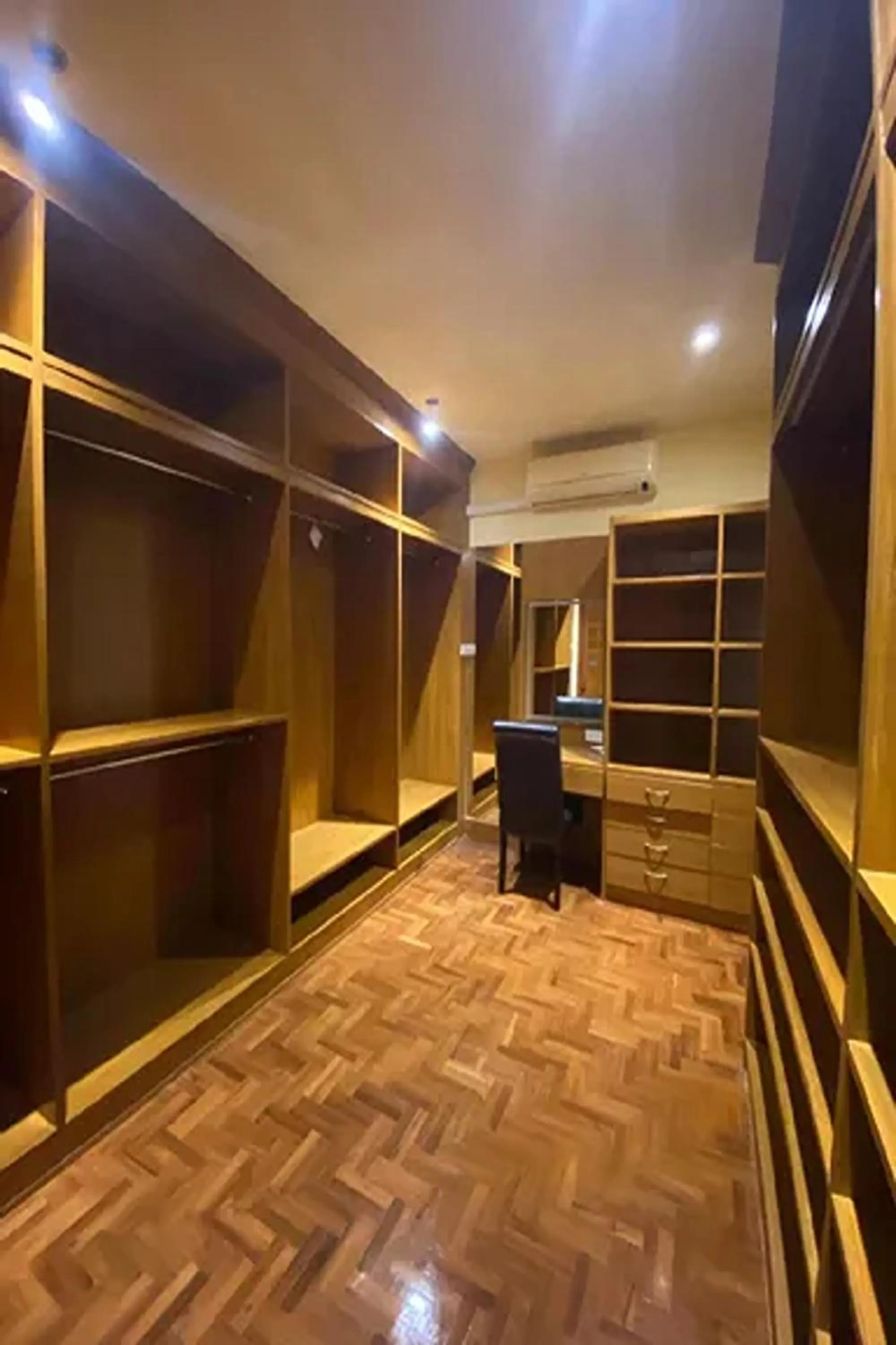 wardrobe in Baan Wang Tarn