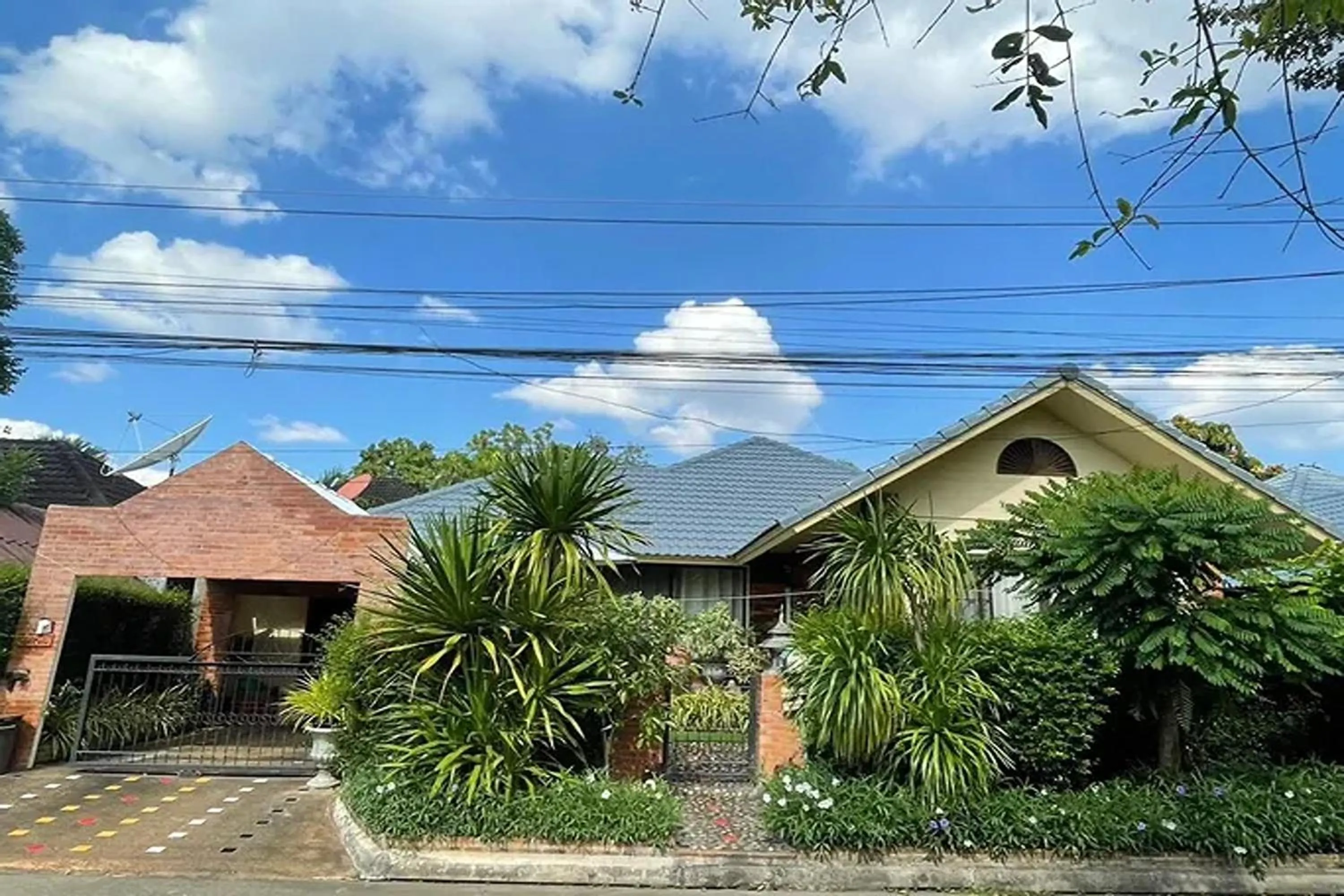 Property building in Baan Wang Tarn