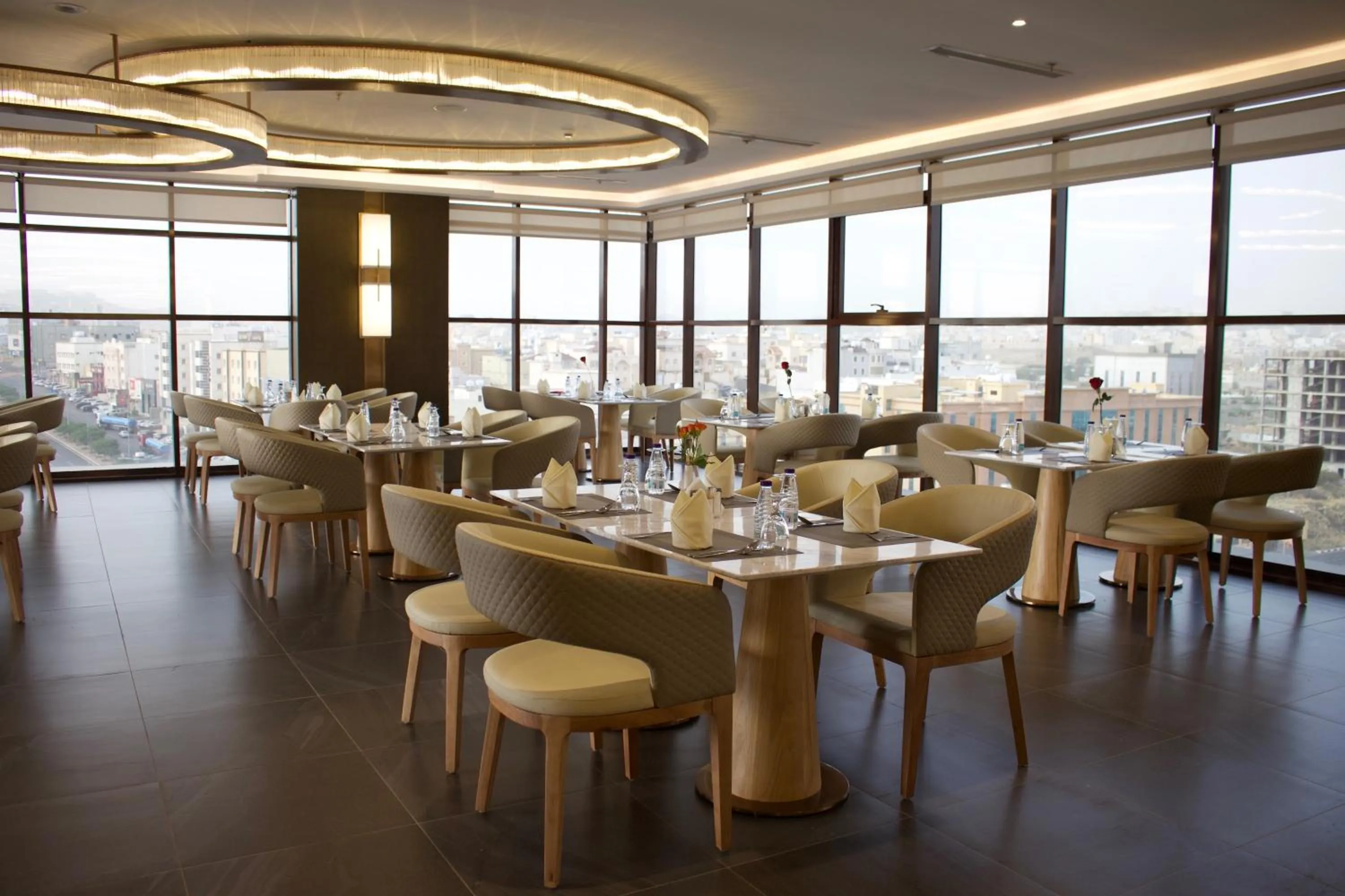 Restaurant/places to eat in Best Western Plus Danat Almansak Hotel