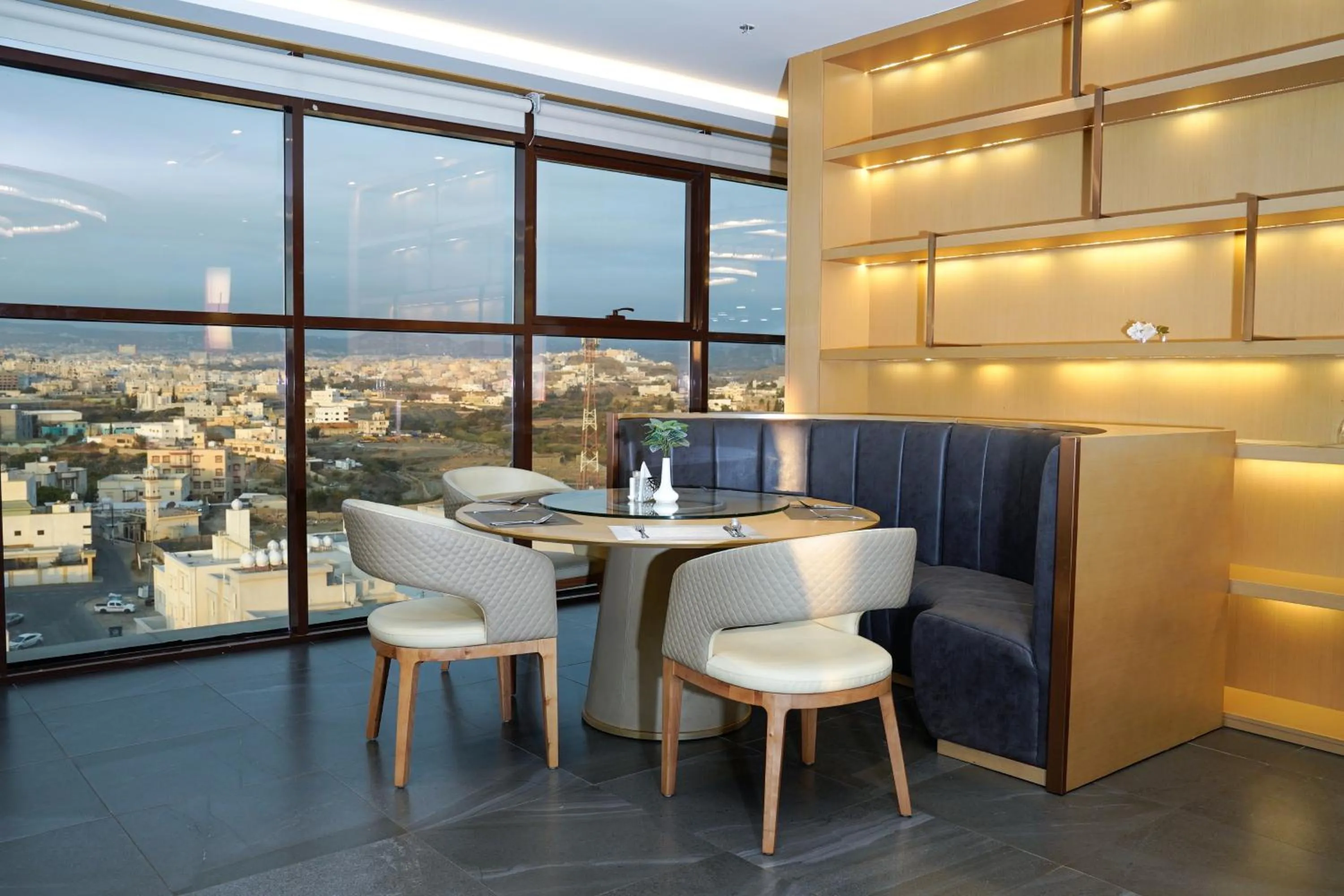 Restaurant/places to eat in Best Western Plus Danat Almansak Hotel