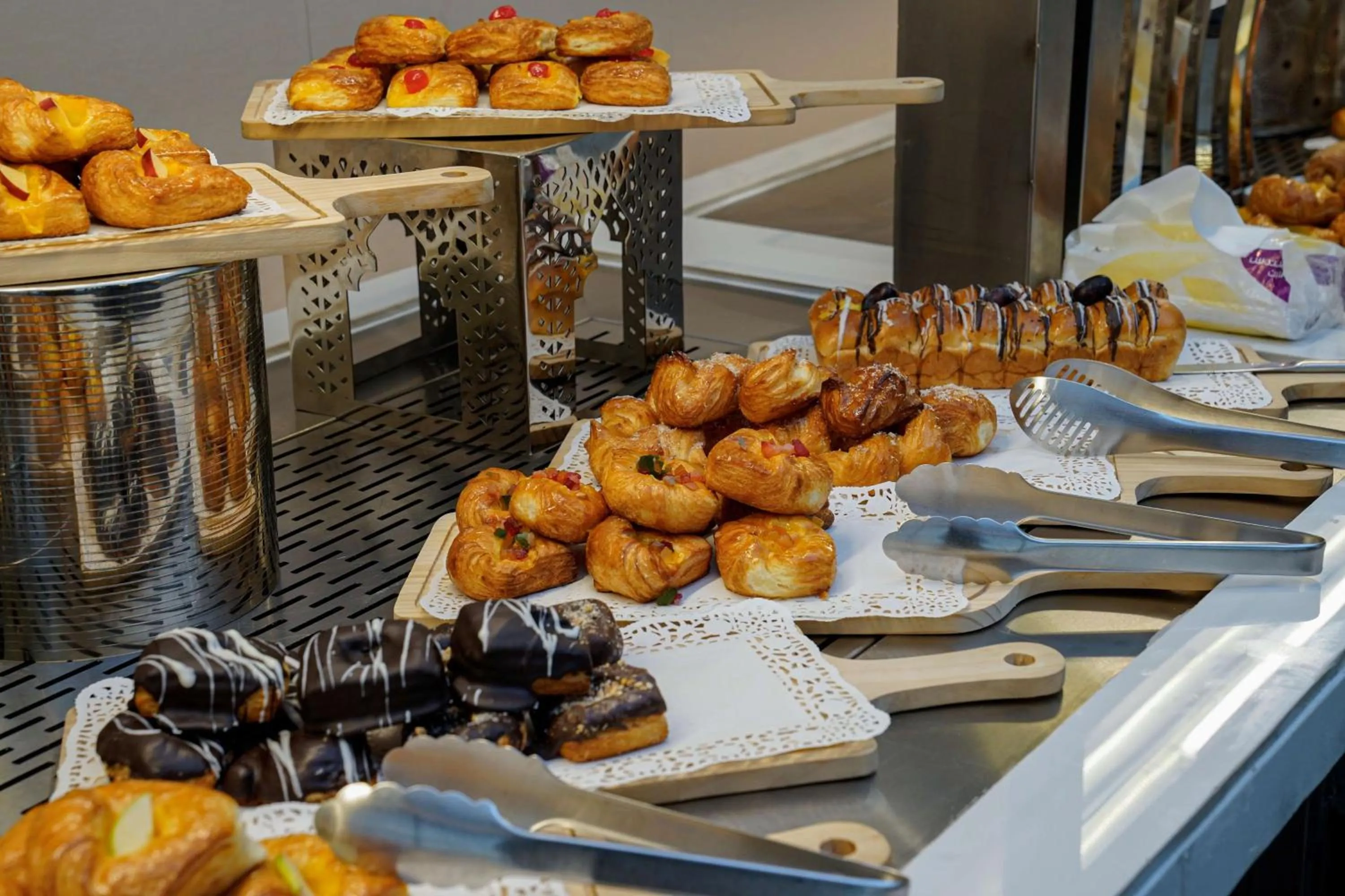 Food and drinks in Best Western Plus Danat Almansak Hotel