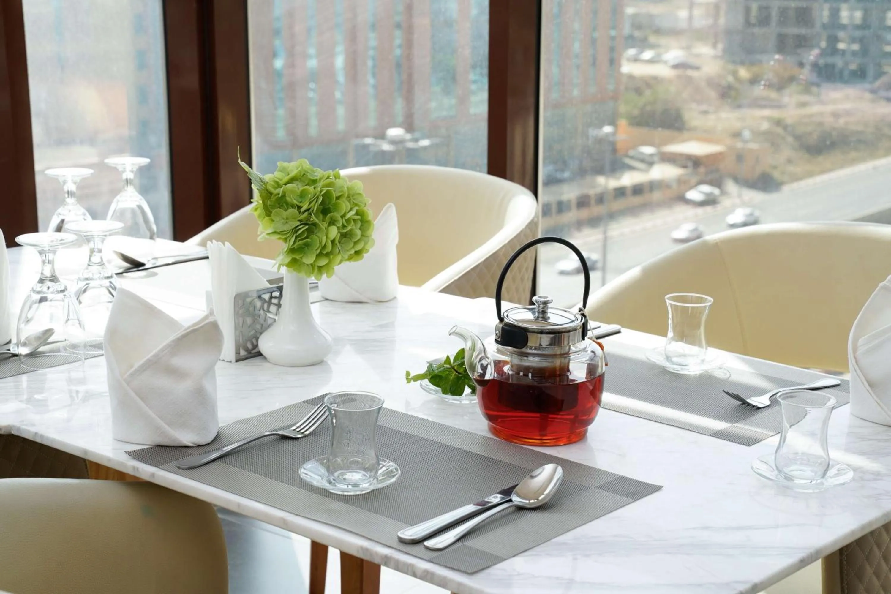 Restaurant/places to eat in Best Western Plus Danat Almansak Hotel