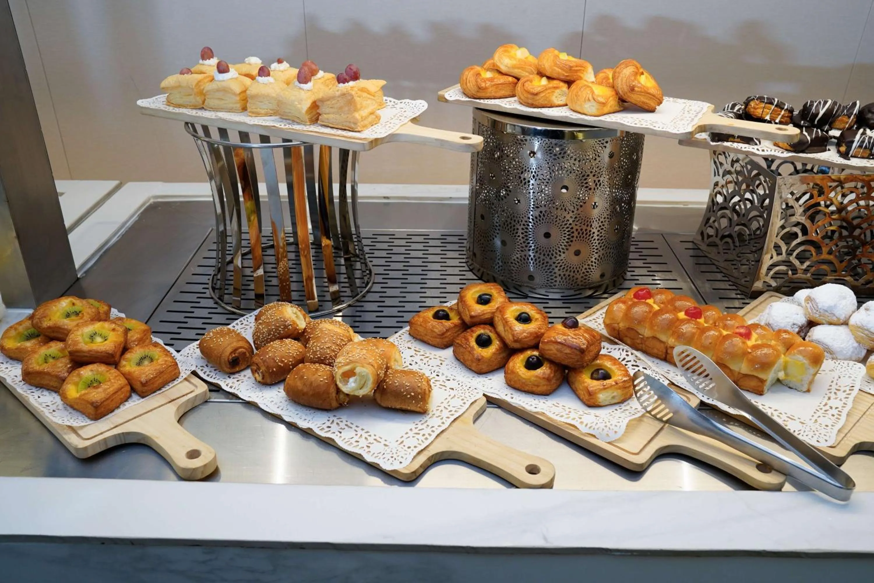 Food and drinks in Best Western Plus Danat Almansak Hotel