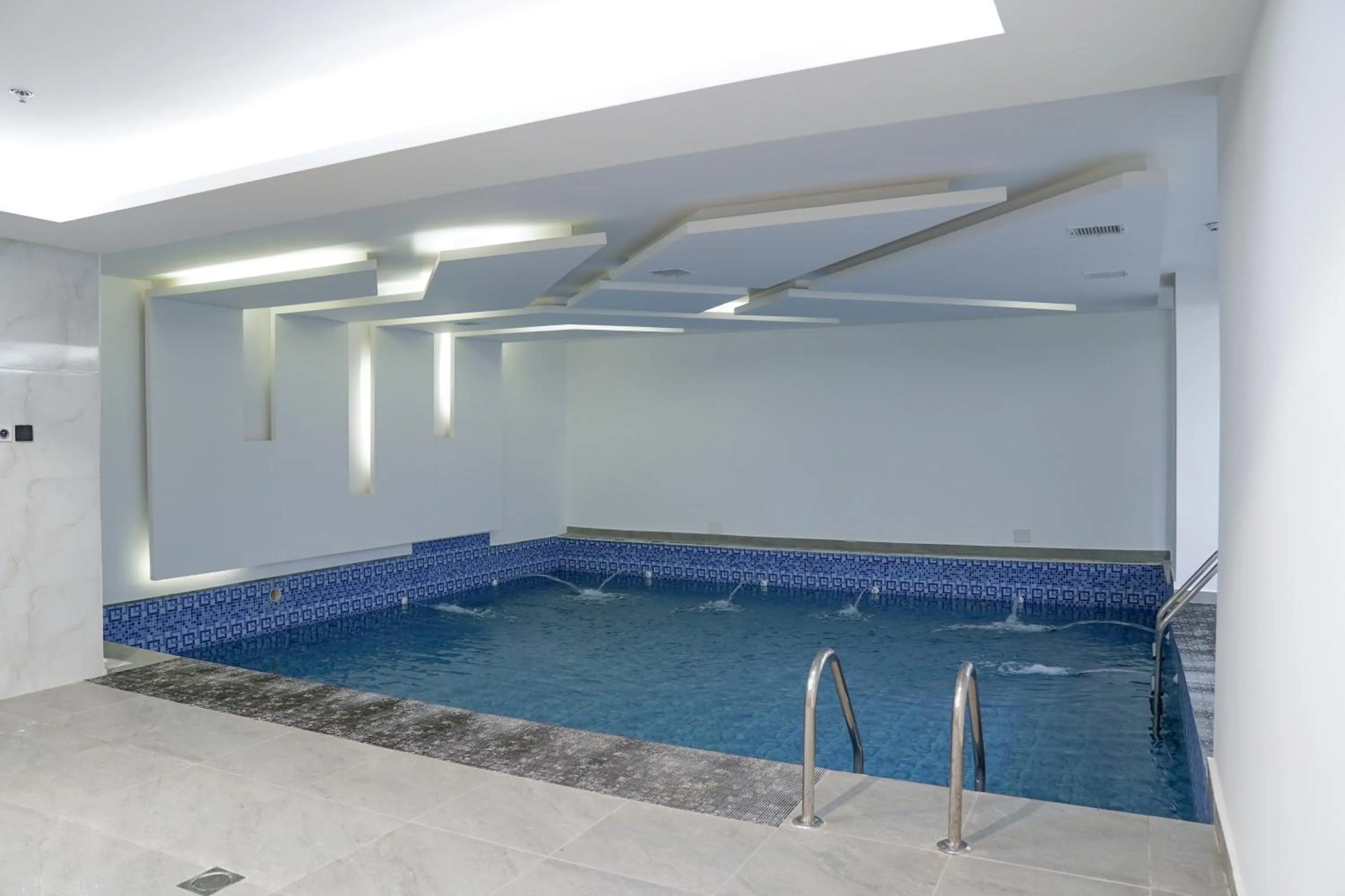 Swimming pool in Best Western Plus Danat Almansak Hotel