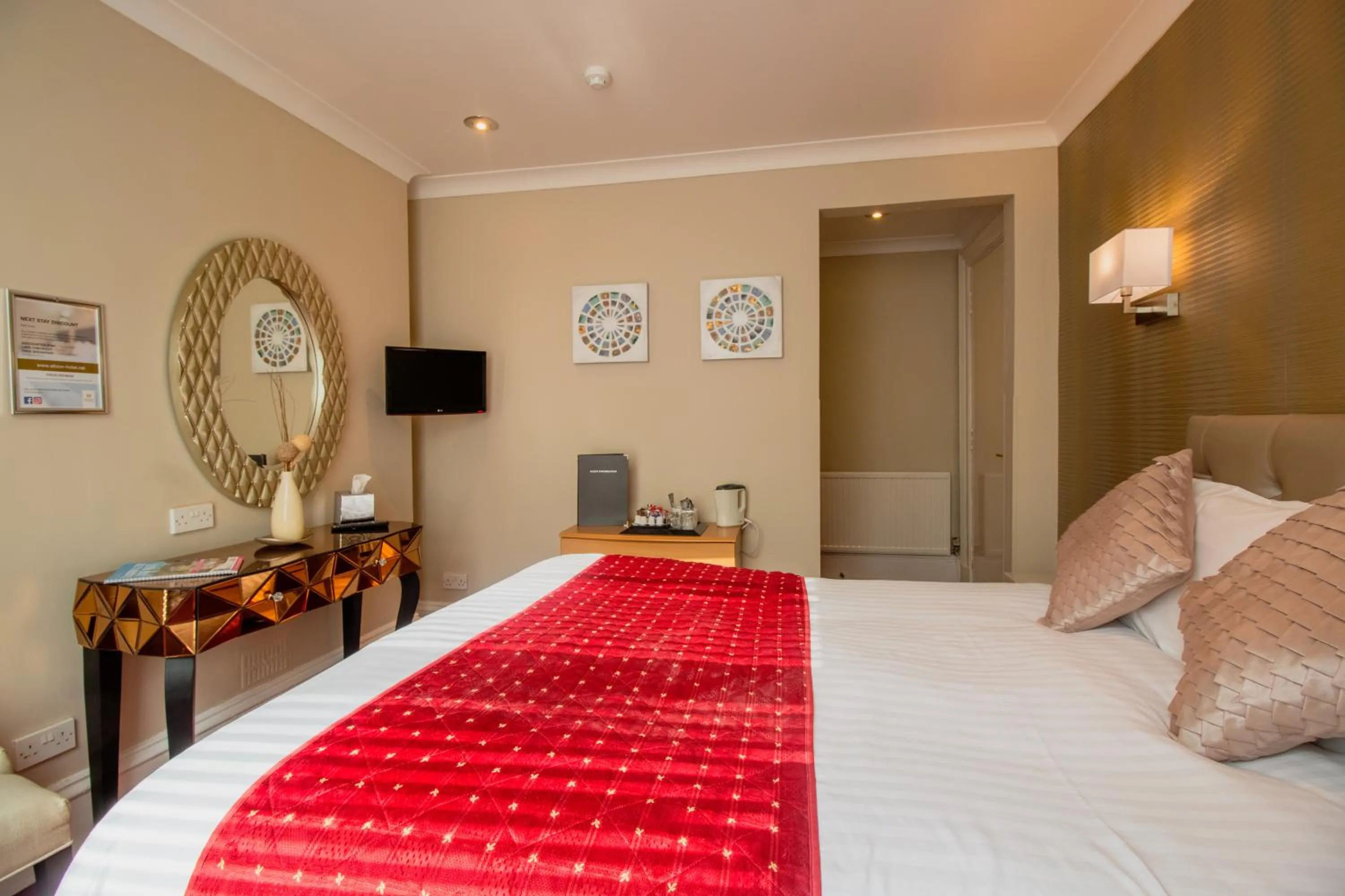 Photo of the whole room, Bed in Albion Hotel