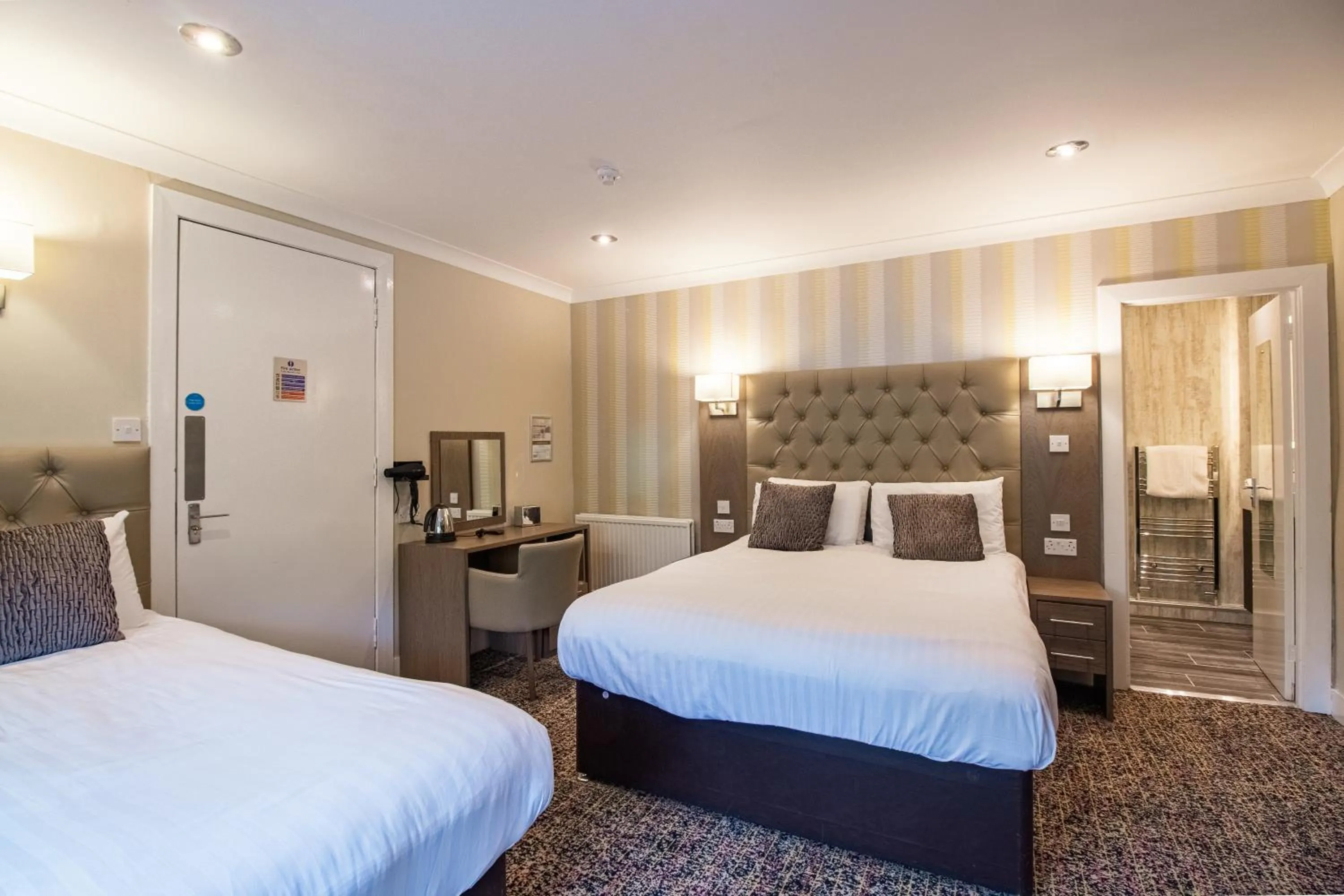 Photo of the whole room, Bed in Albion Hotel