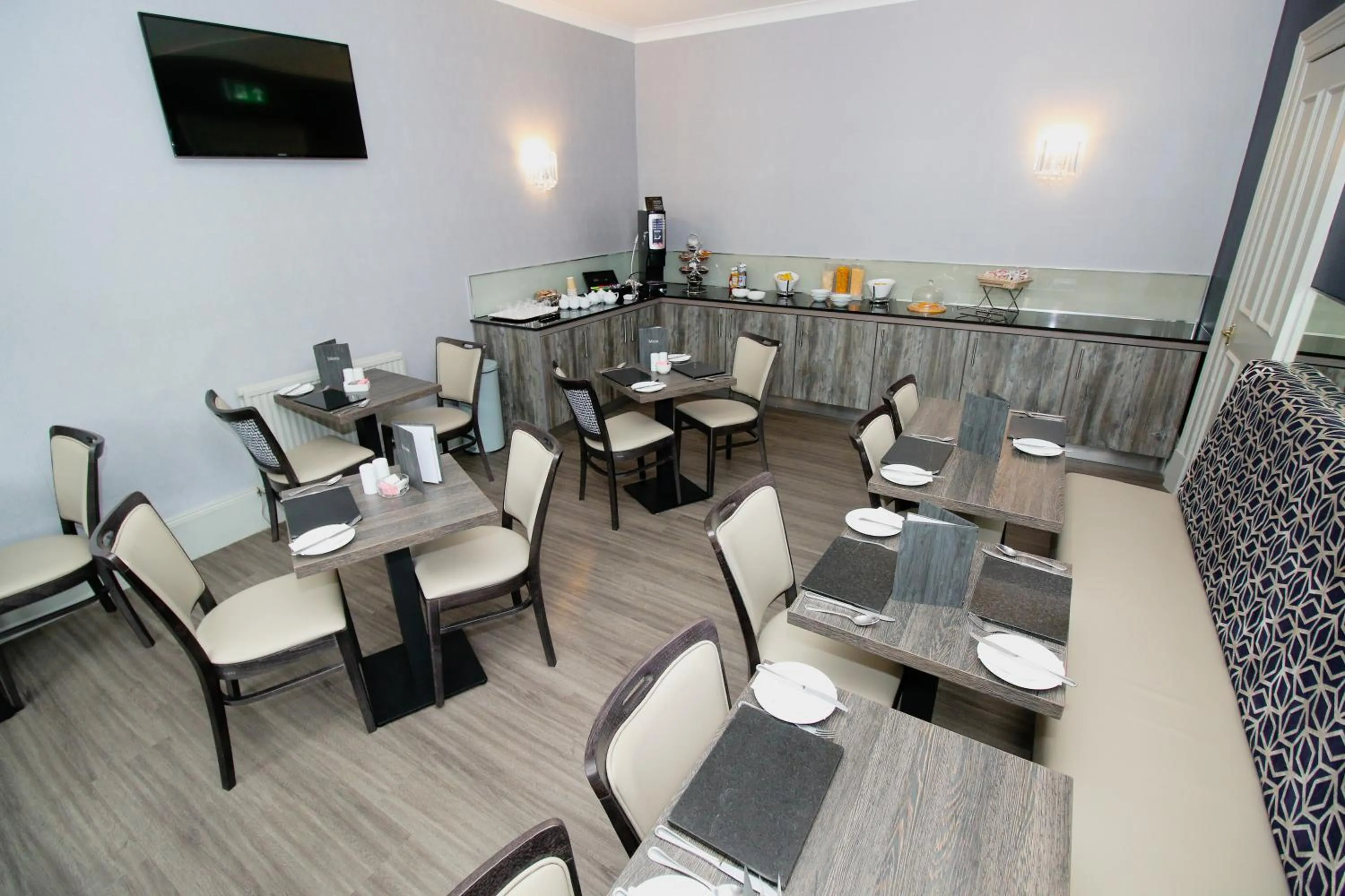 Restaurant/places to eat in Albion Hotel