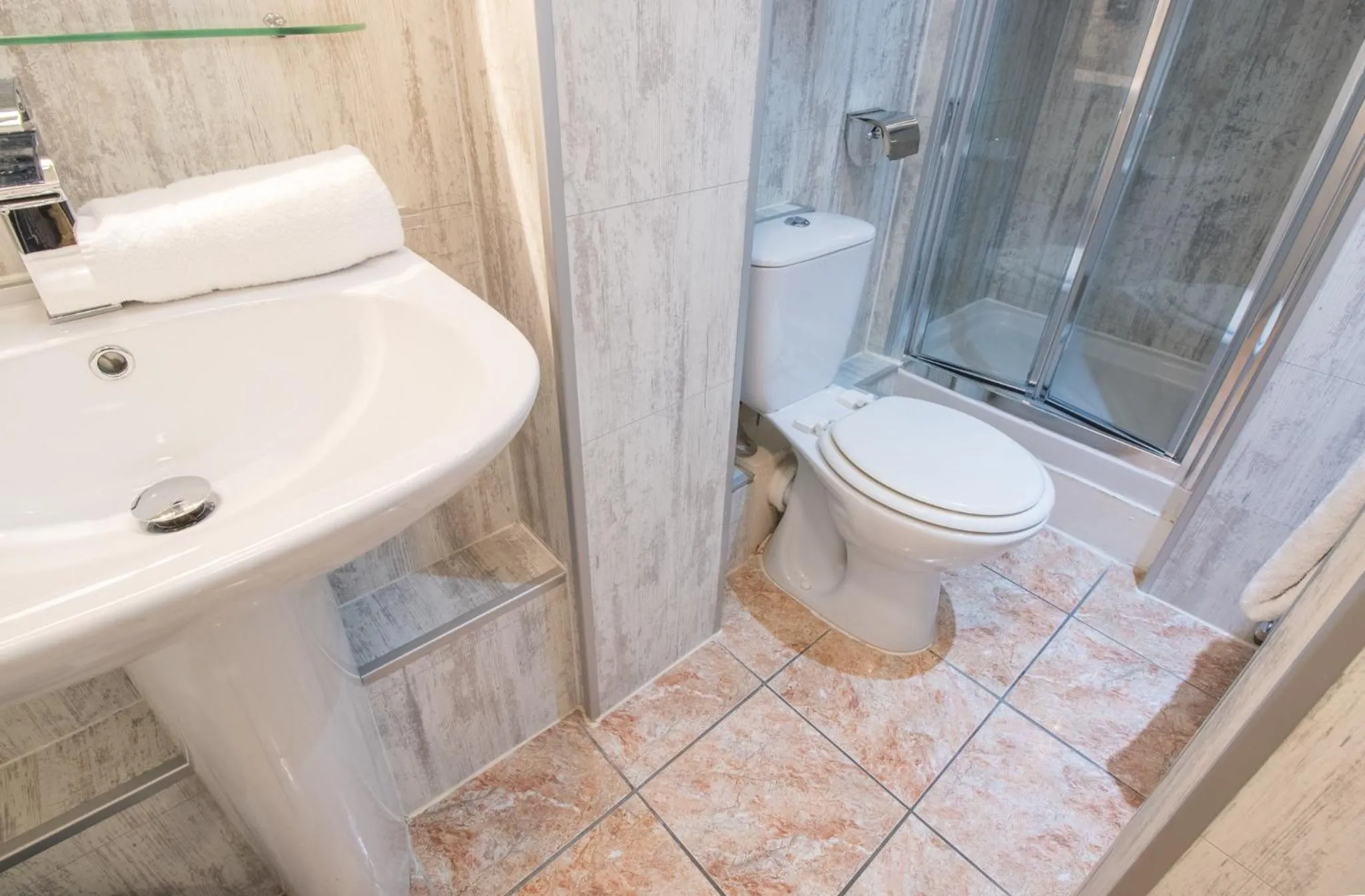 Bathroom in Albion Hotel