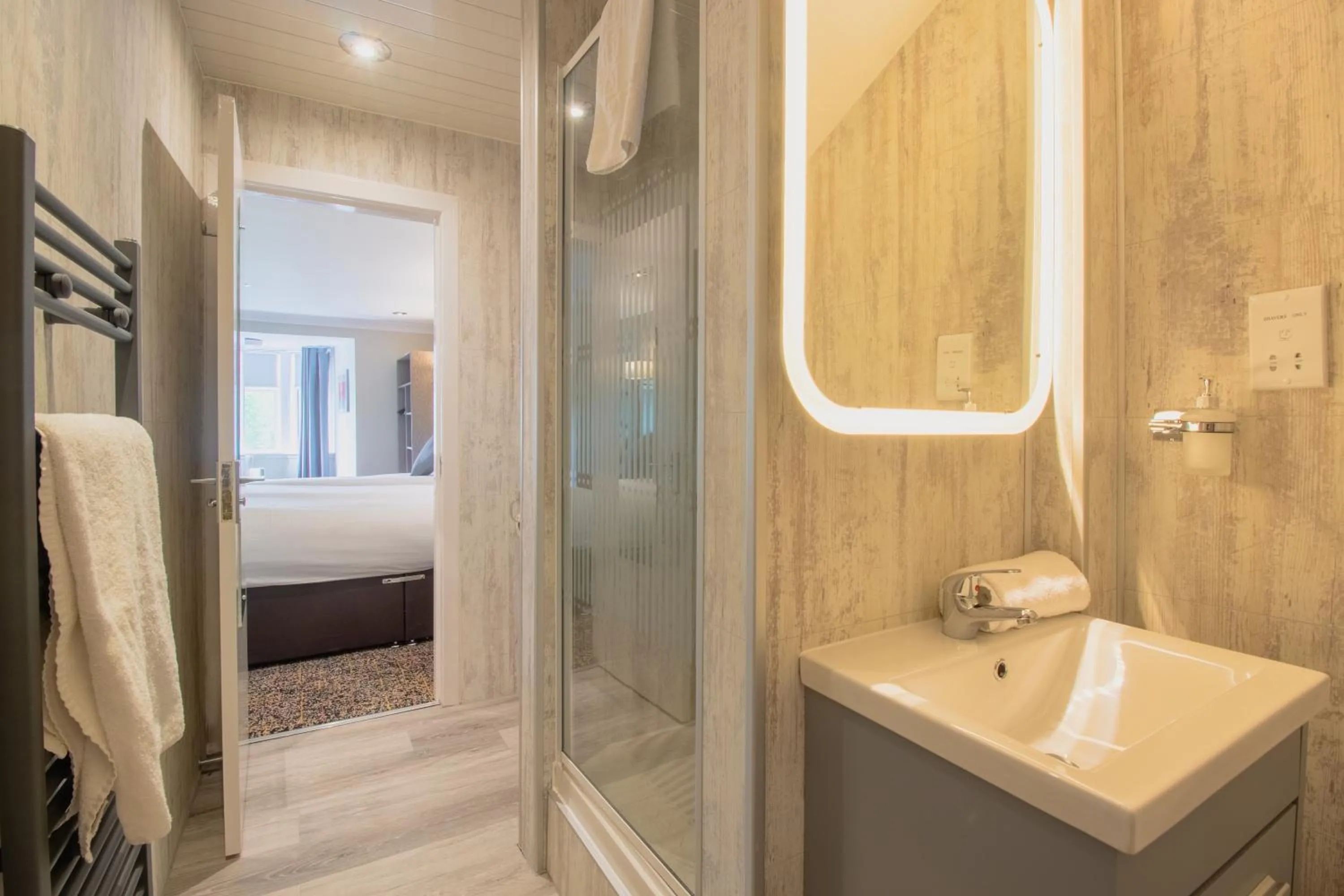 Bathroom, Bed in Albion Hotel