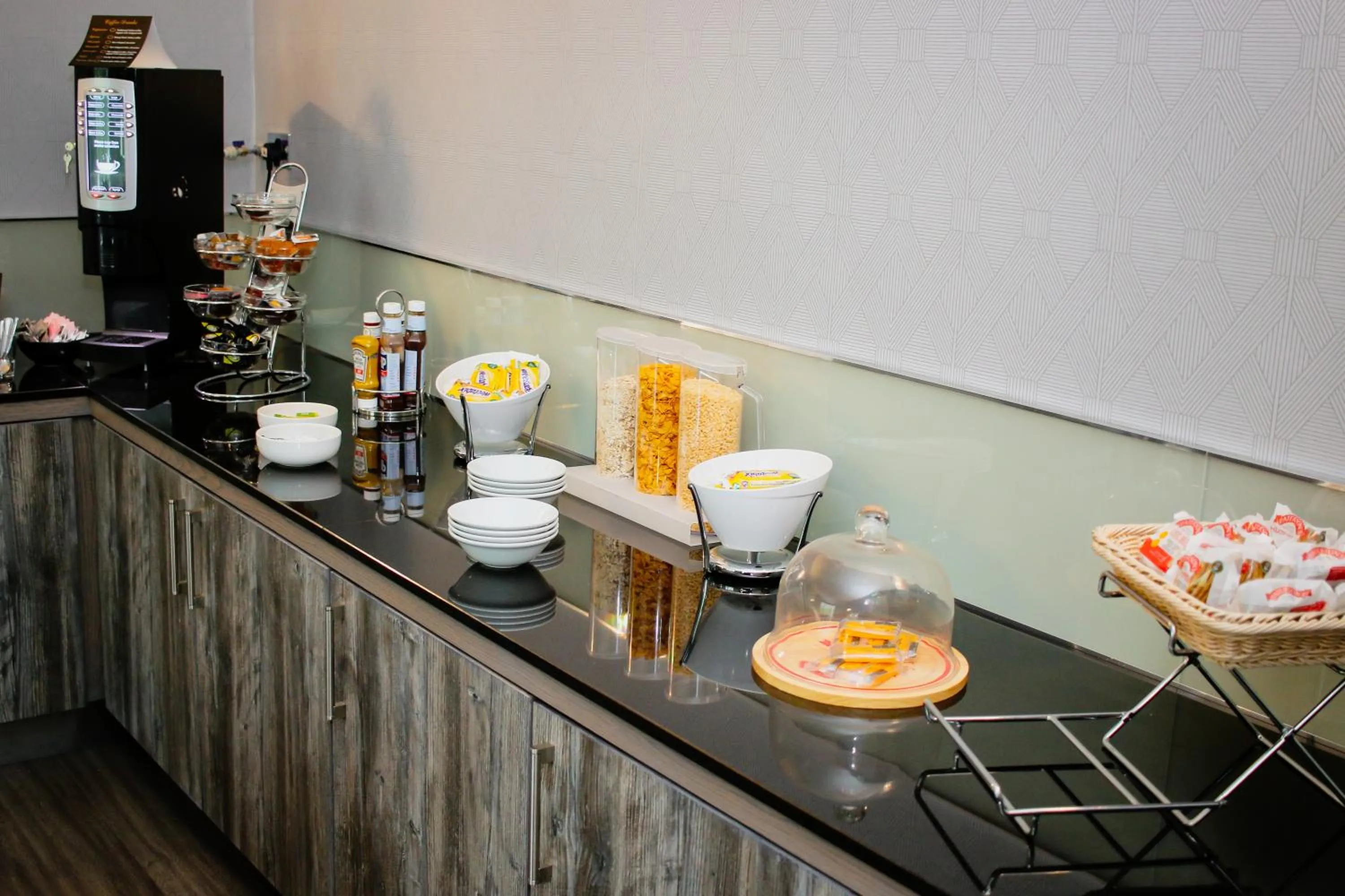 Coffee/tea facilities in Albion Hotel