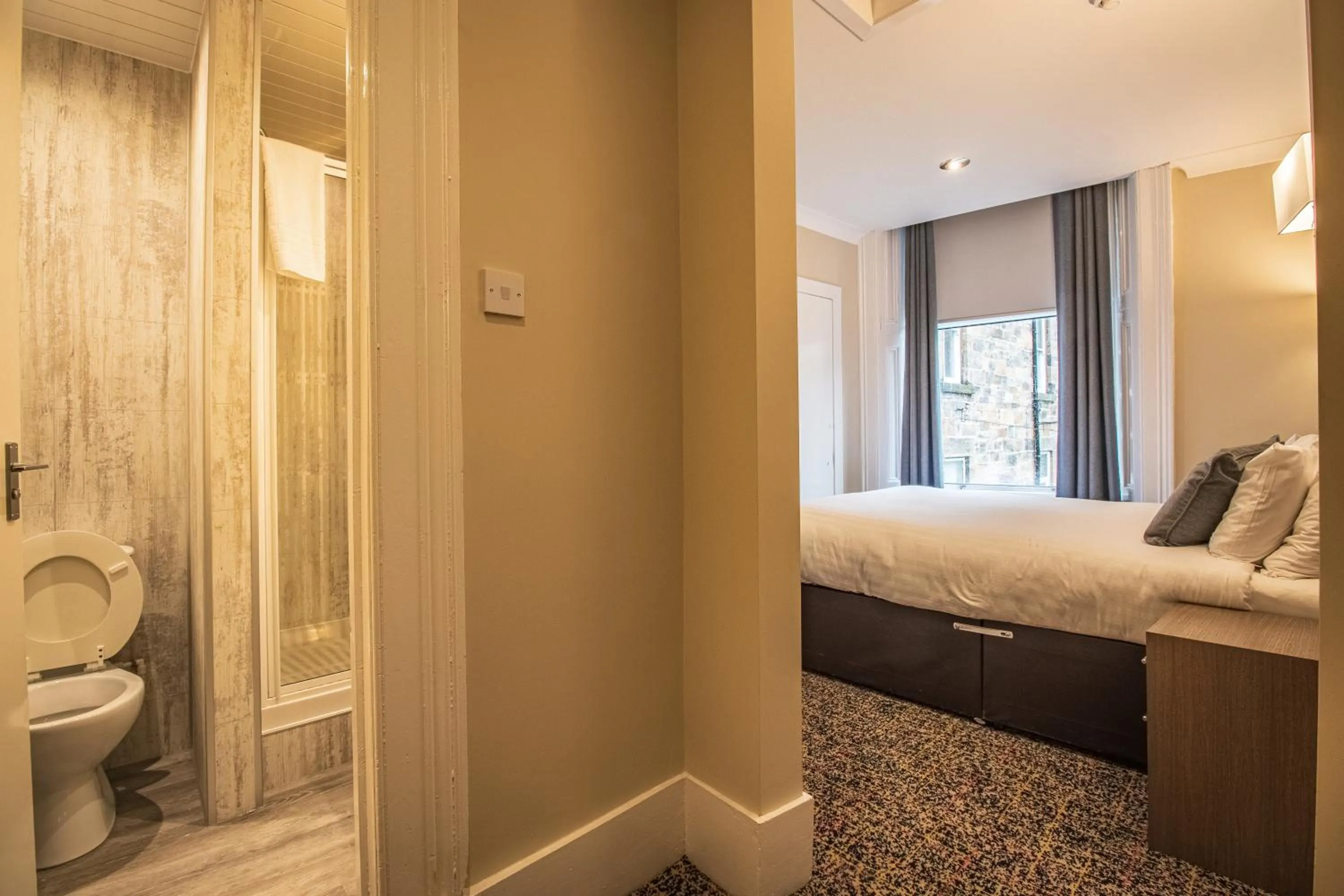 Photo of the whole room, Bed in Albion Hotel