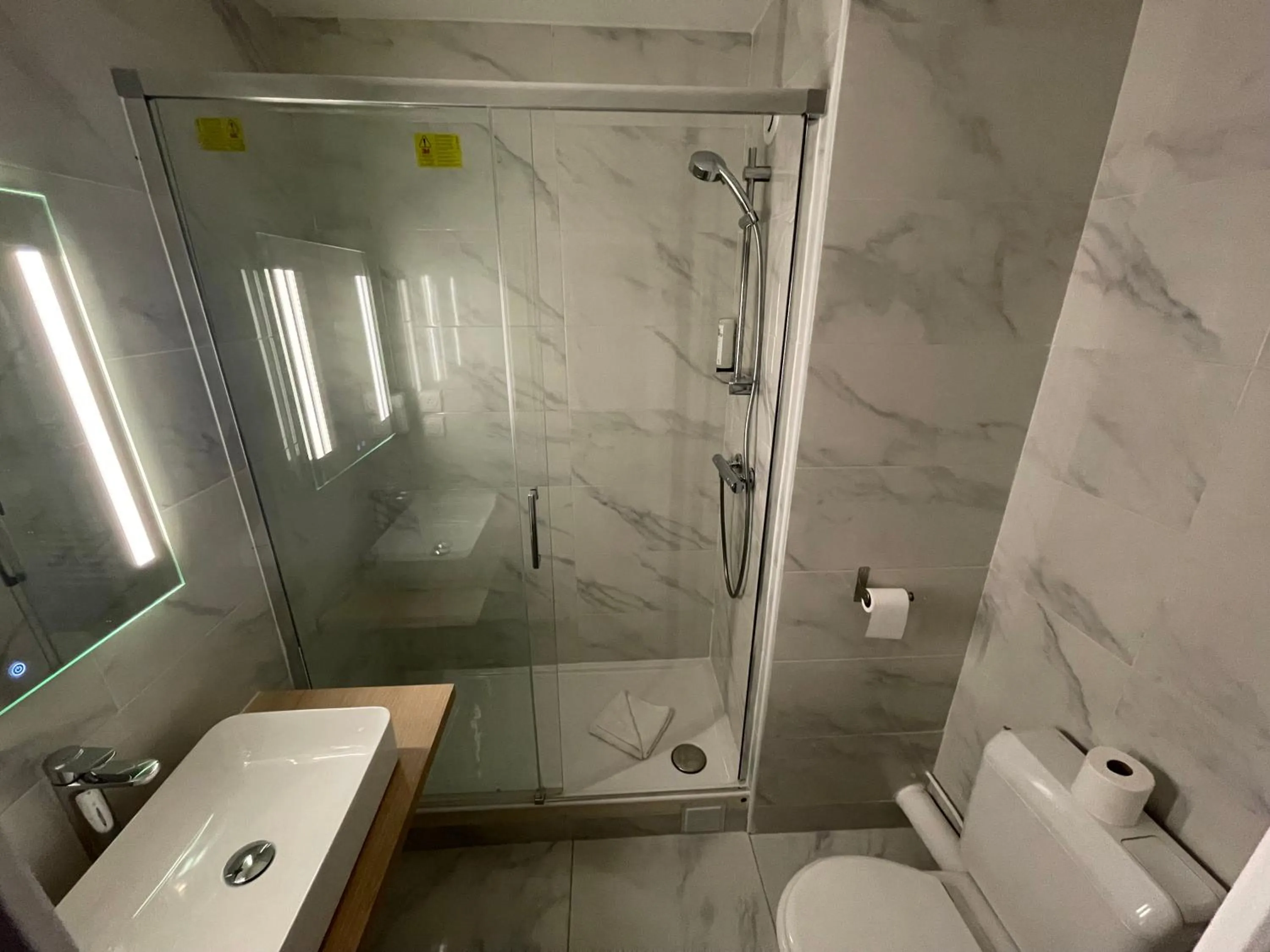 Bathroom in Cit'Hotel LA PYRAMIDE