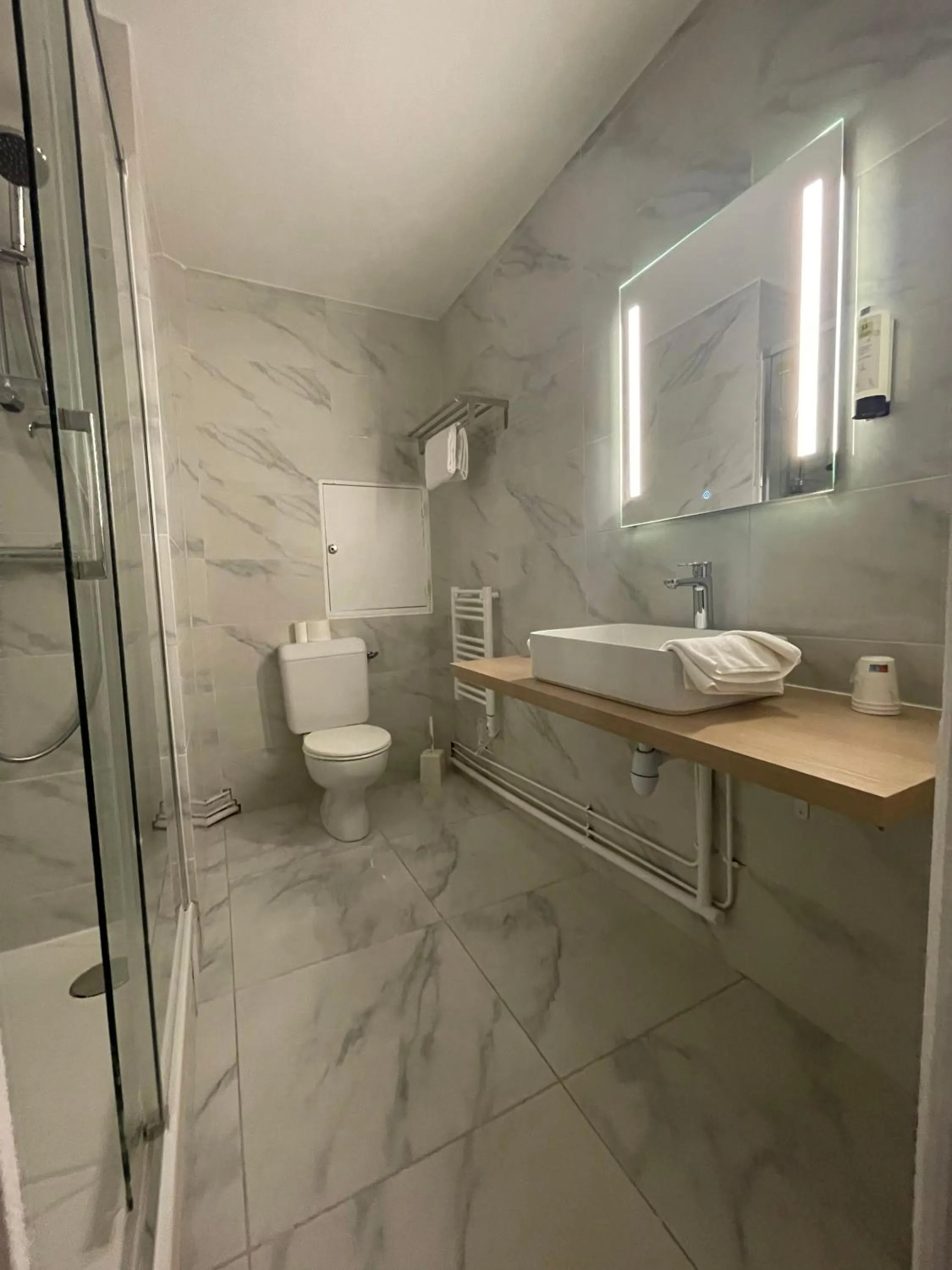 Bathroom in Cit'Hotel LA PYRAMIDE