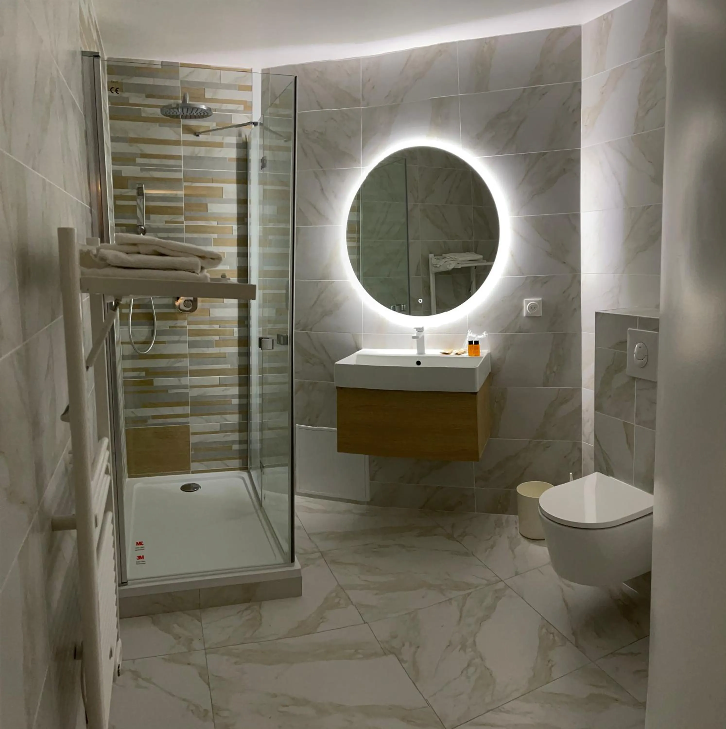 Shower in Cit'Hotel LA PYRAMIDE