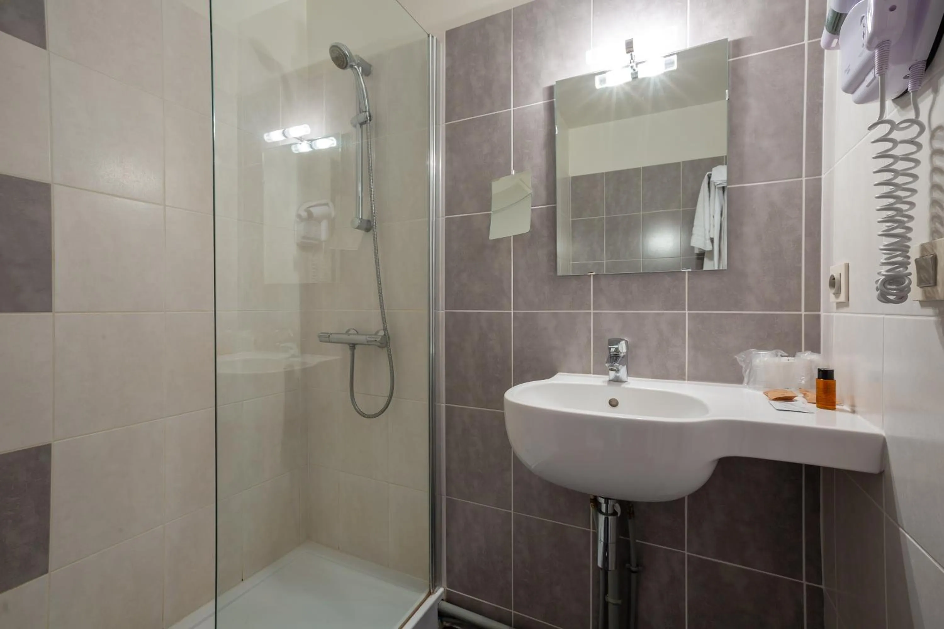 Bathroom in Cit'Hotel LA PYRAMIDE