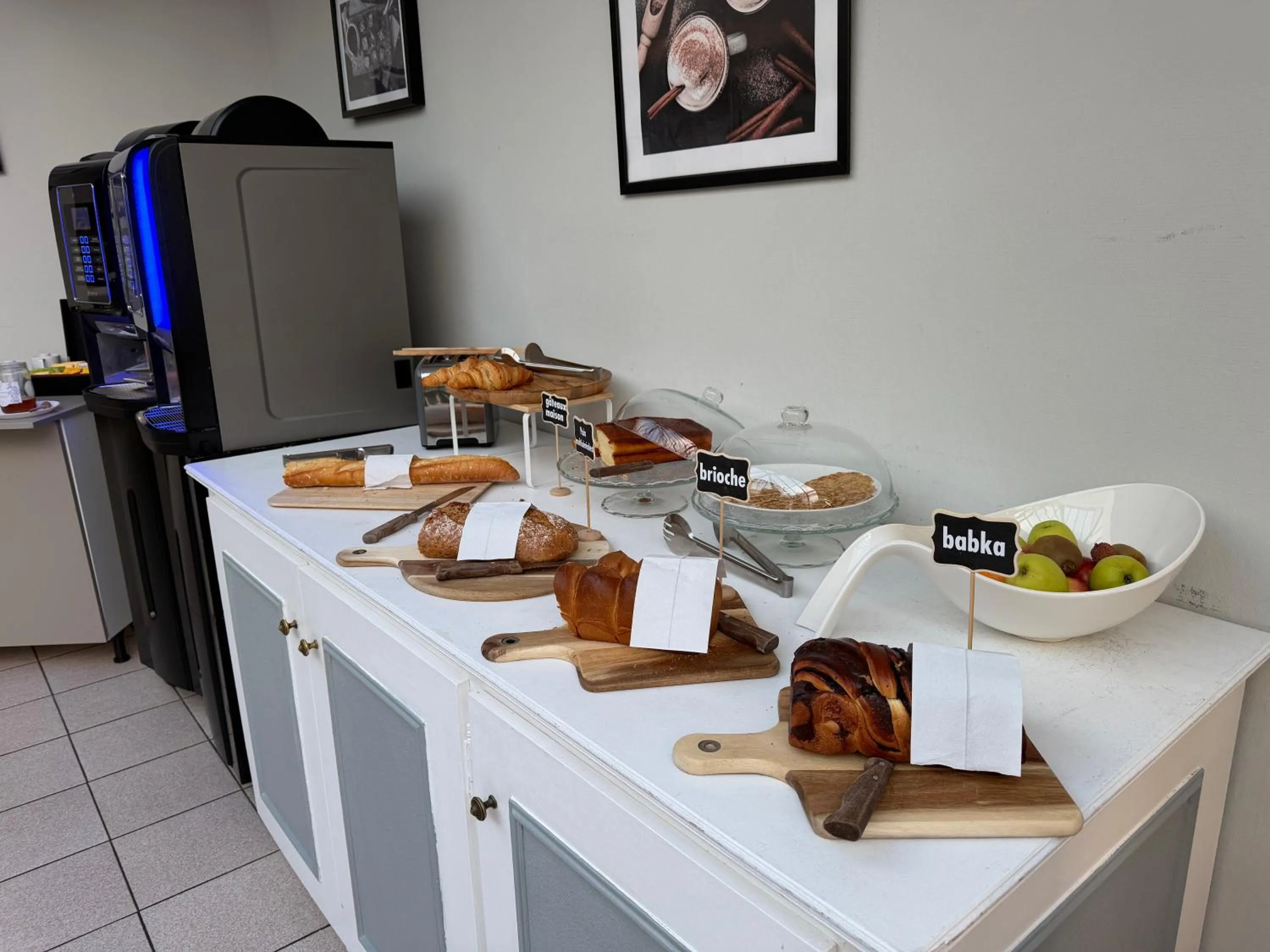 Breakfast in Cit'Hotel LA PYRAMIDE