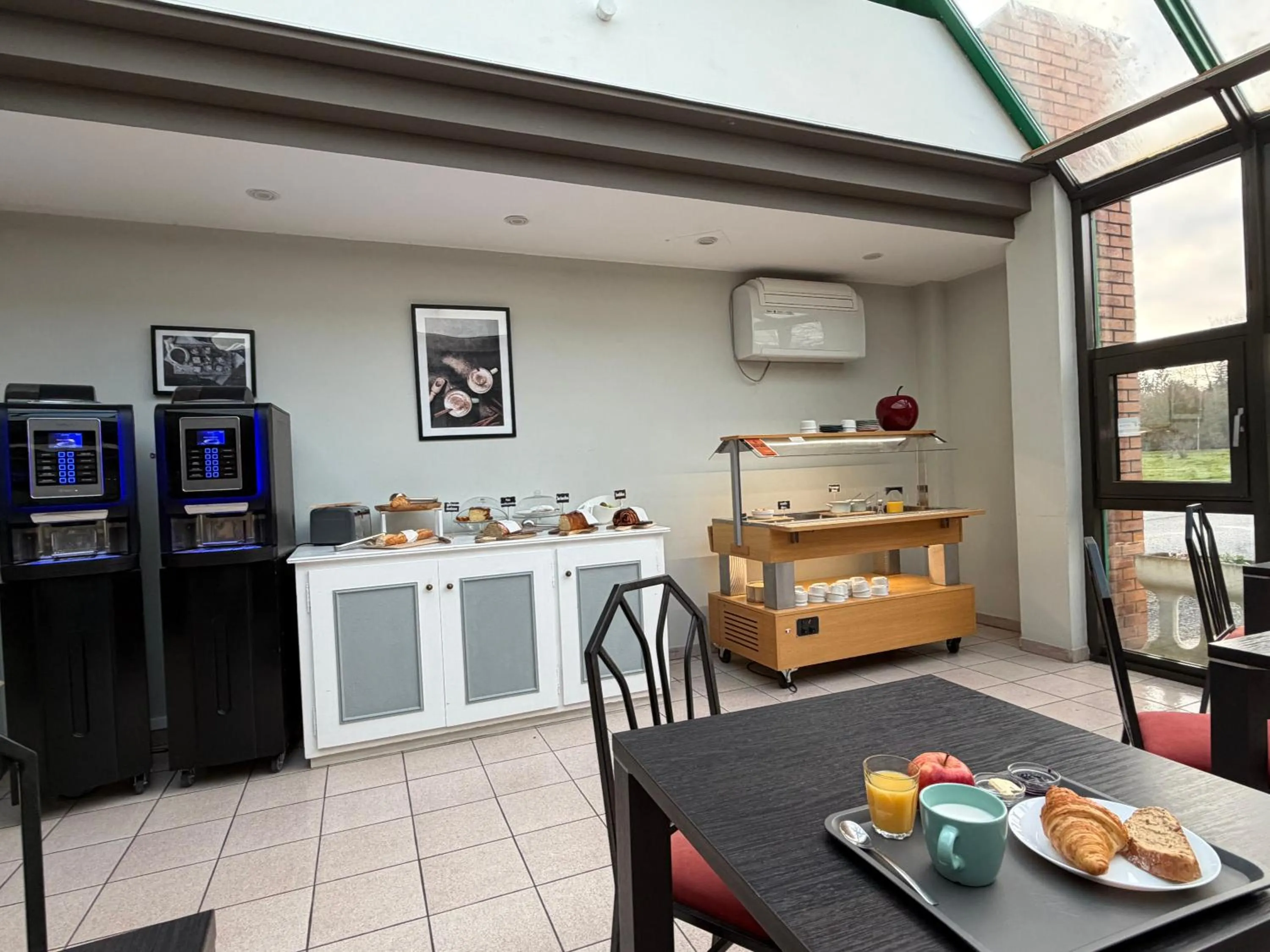 Breakfast in Cit'Hotel LA PYRAMIDE