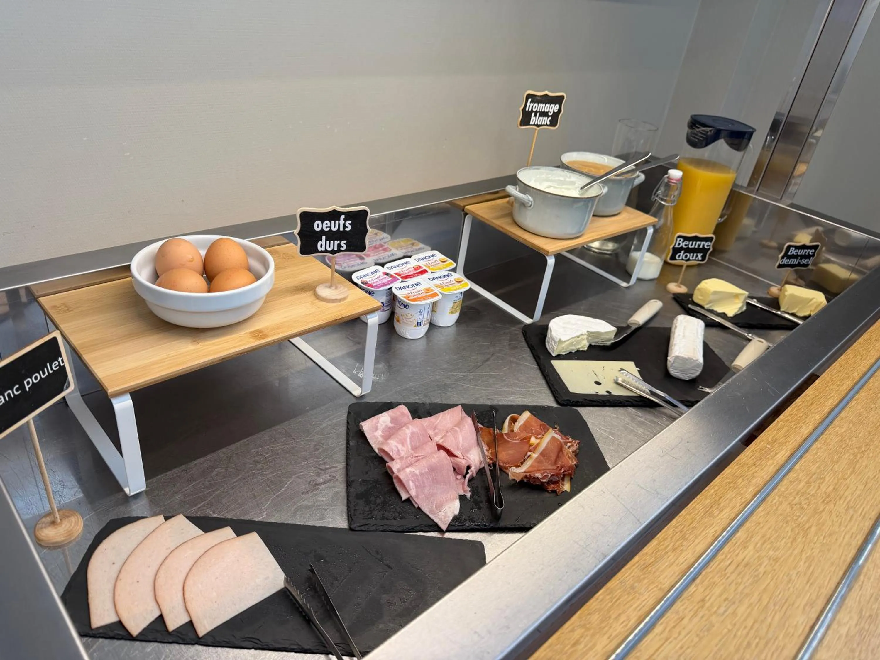 Breakfast in Cit'Hotel LA PYRAMIDE