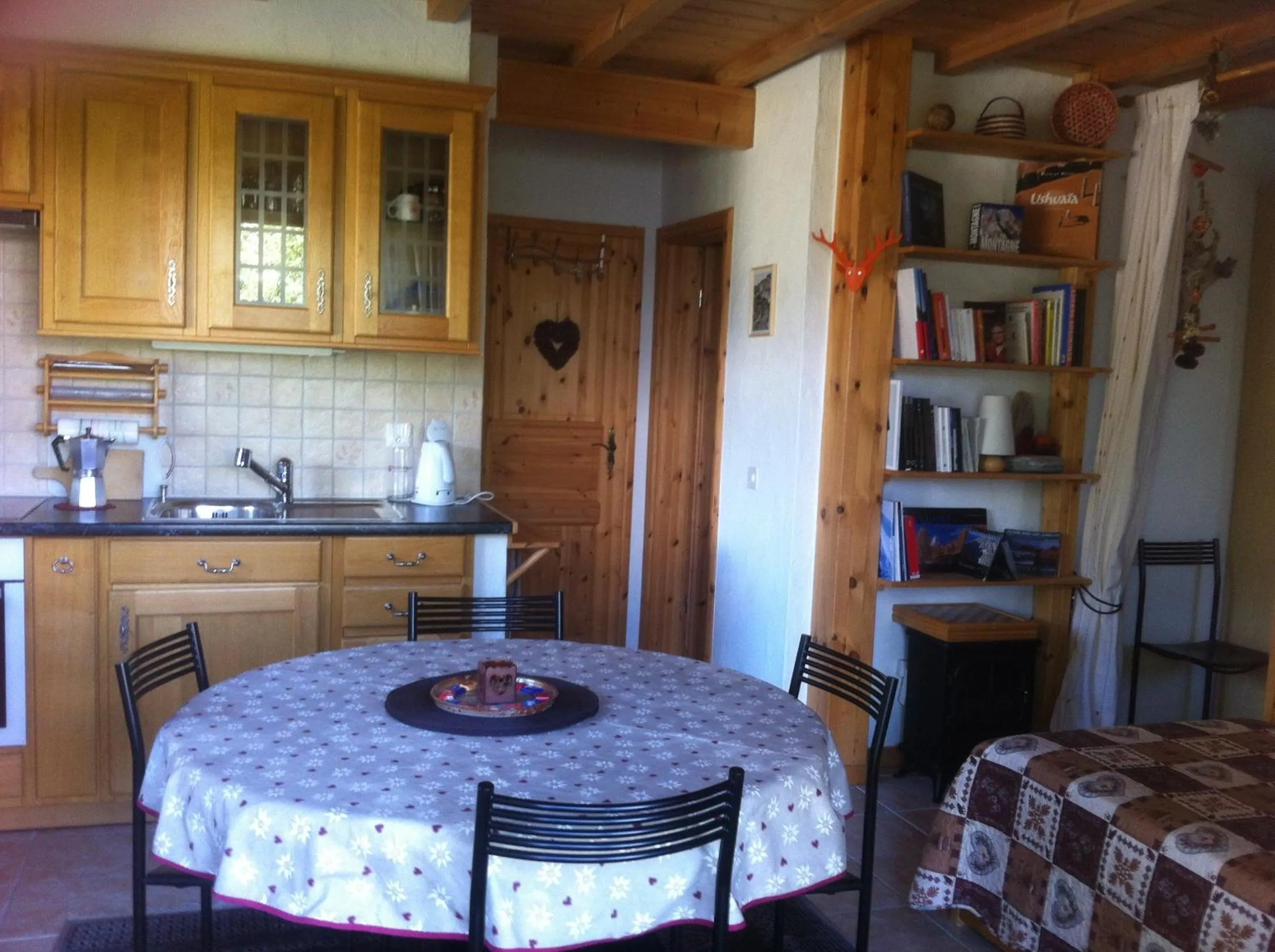 Dining area in Les Gîtes du Cairn