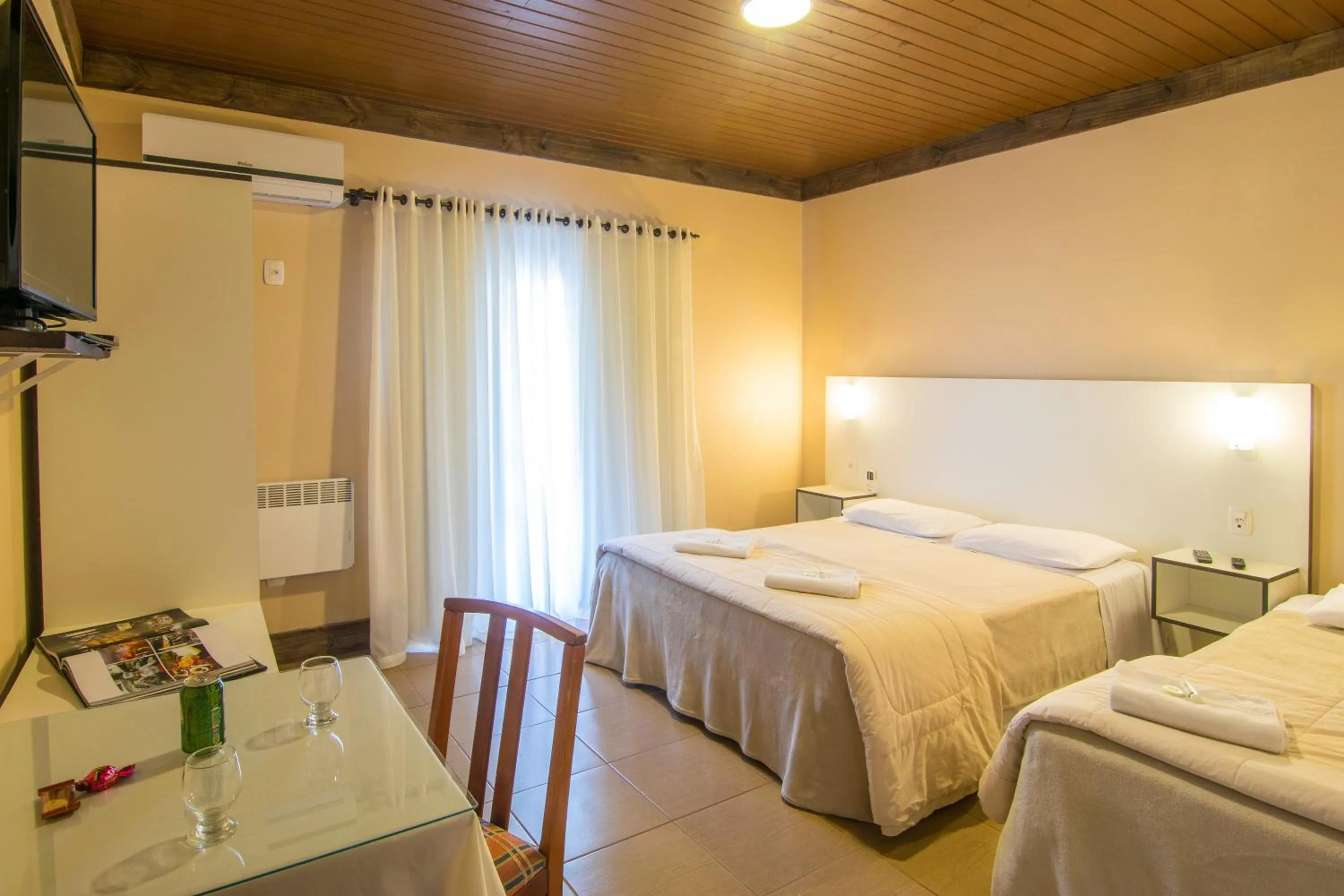 Day, Bed in Pousada do Tirol