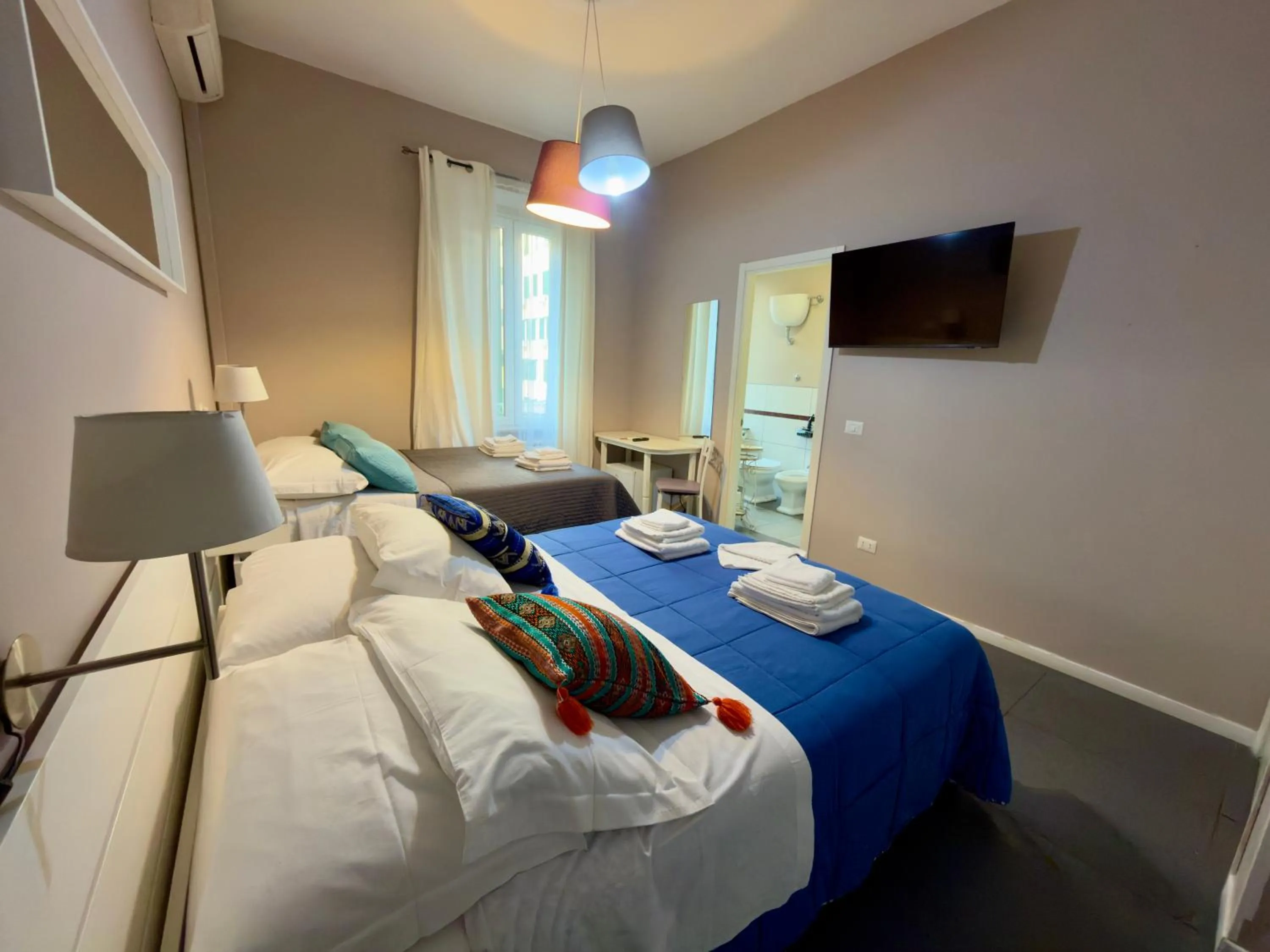 Bed in Le Due Civette Roma