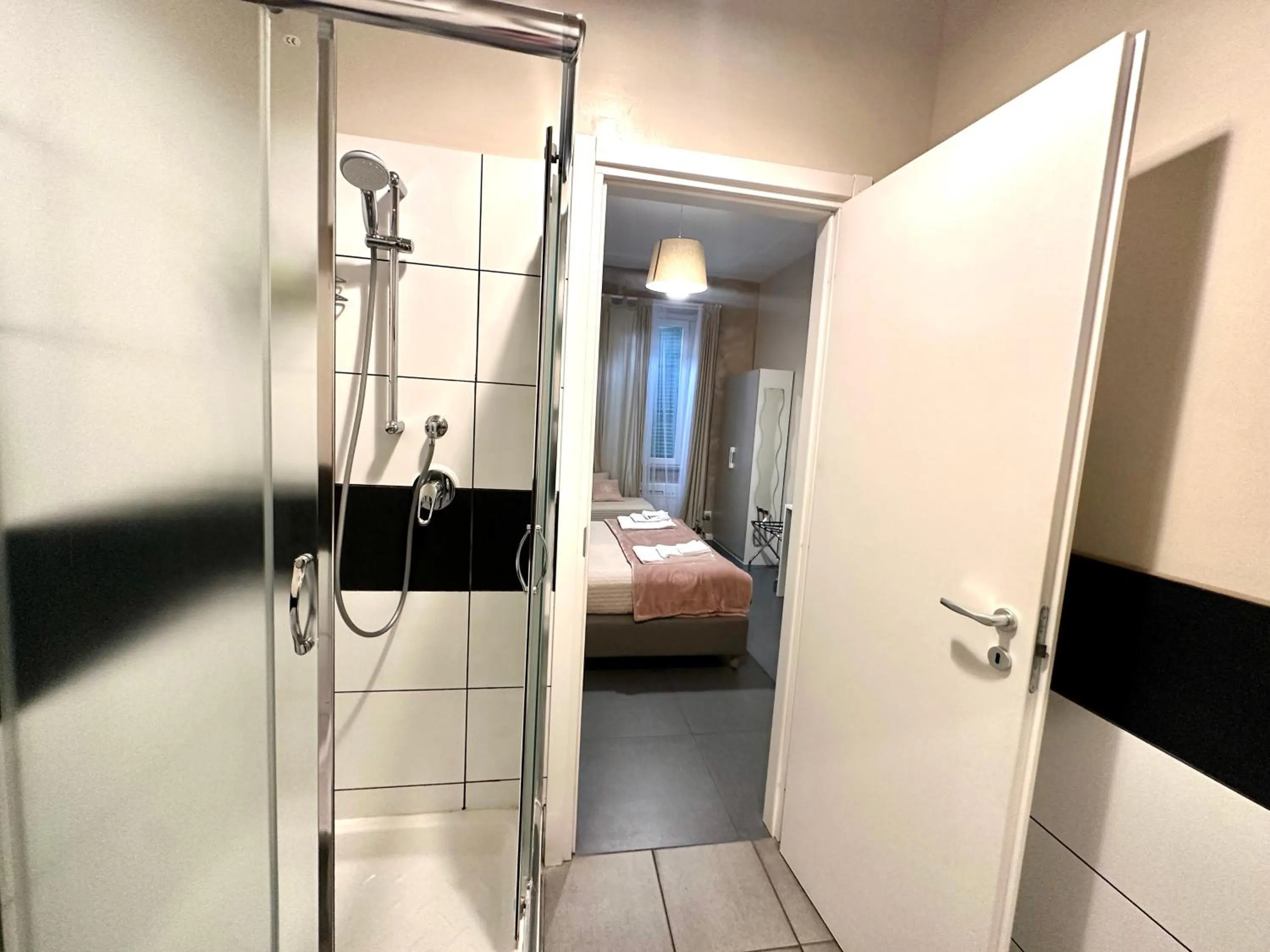 Shower, Bed in Le Due Civette Roma