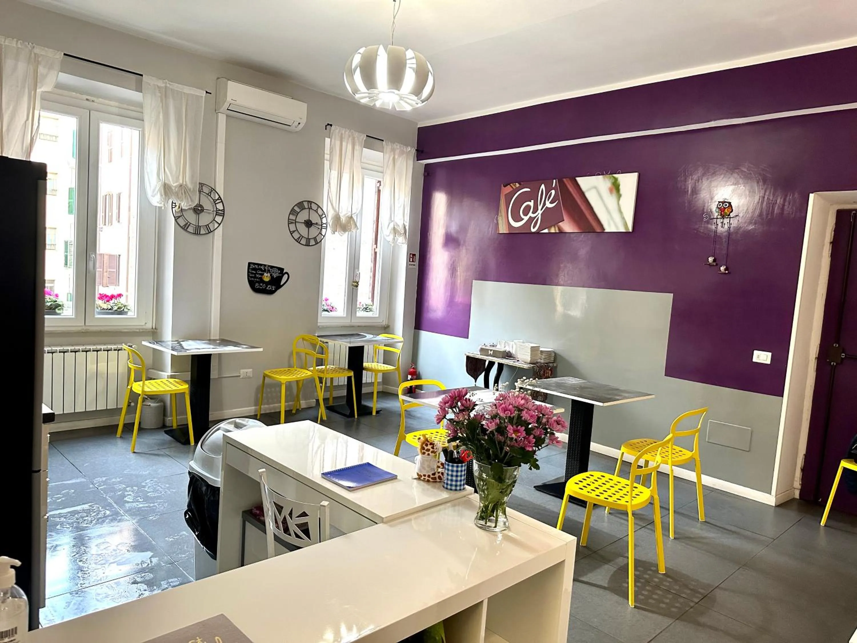 Seating area in Le Due Civette Roma