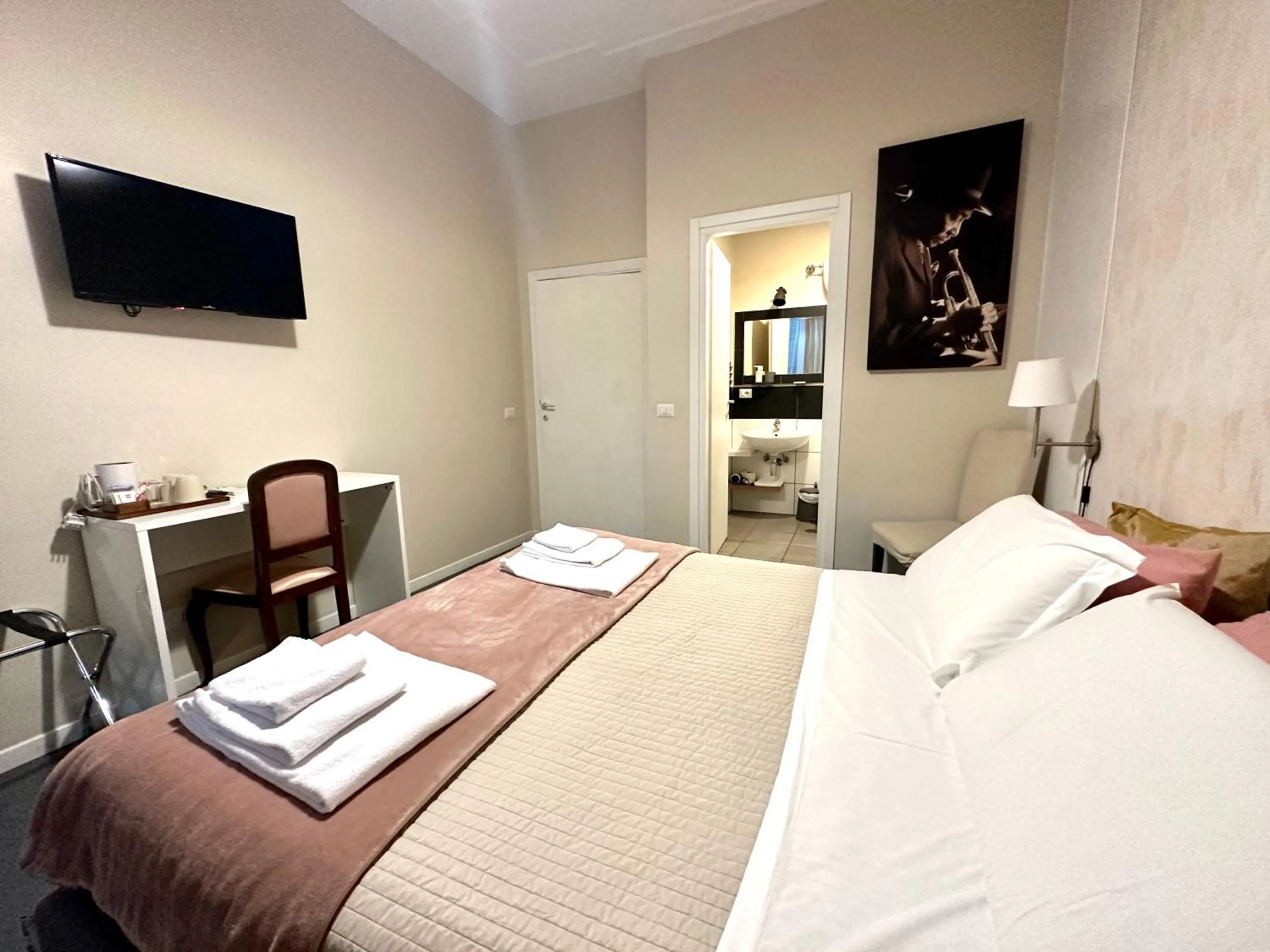 Bed in Le Due Civette Roma