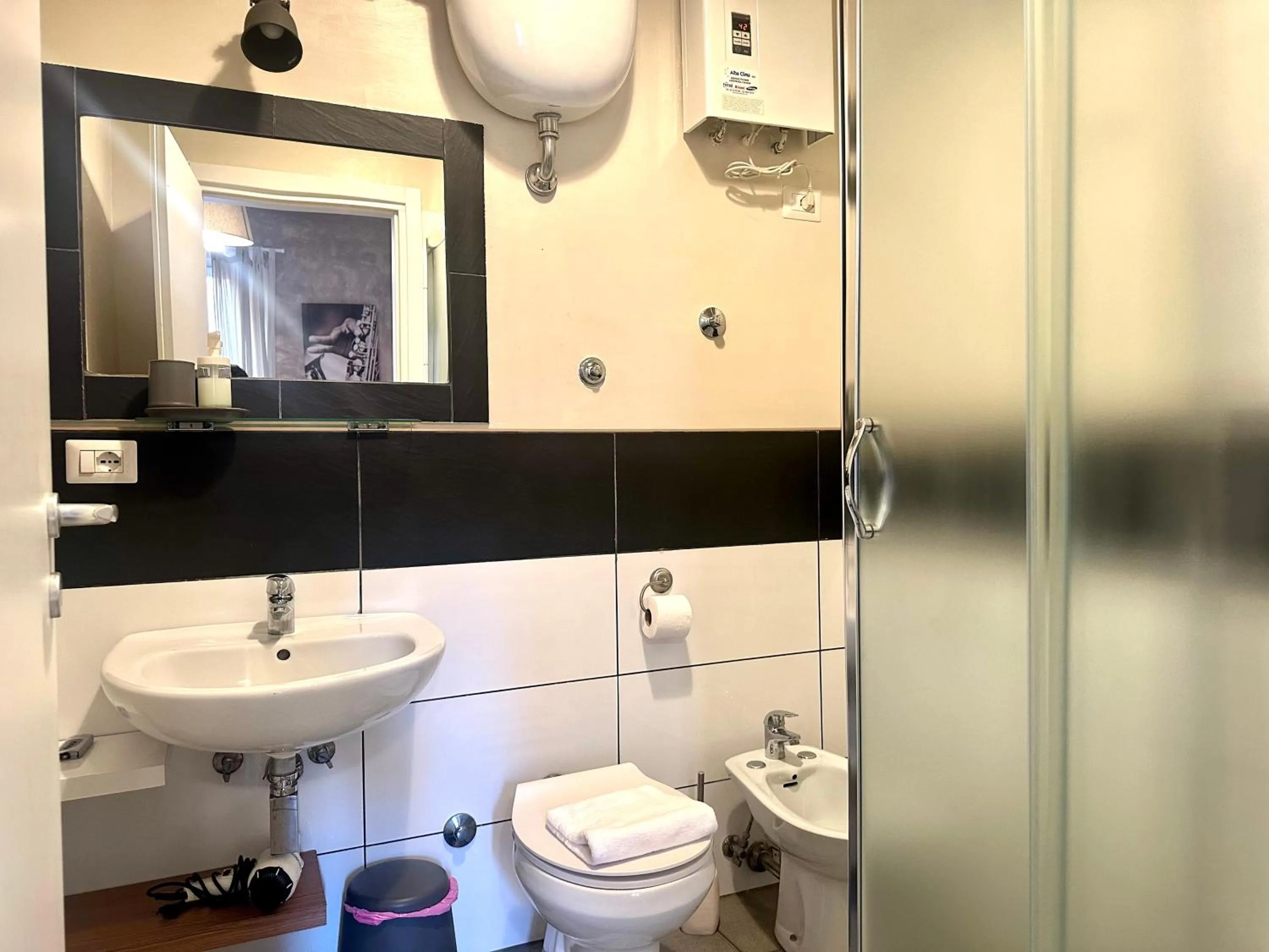 Shower in Le Due Civette Roma