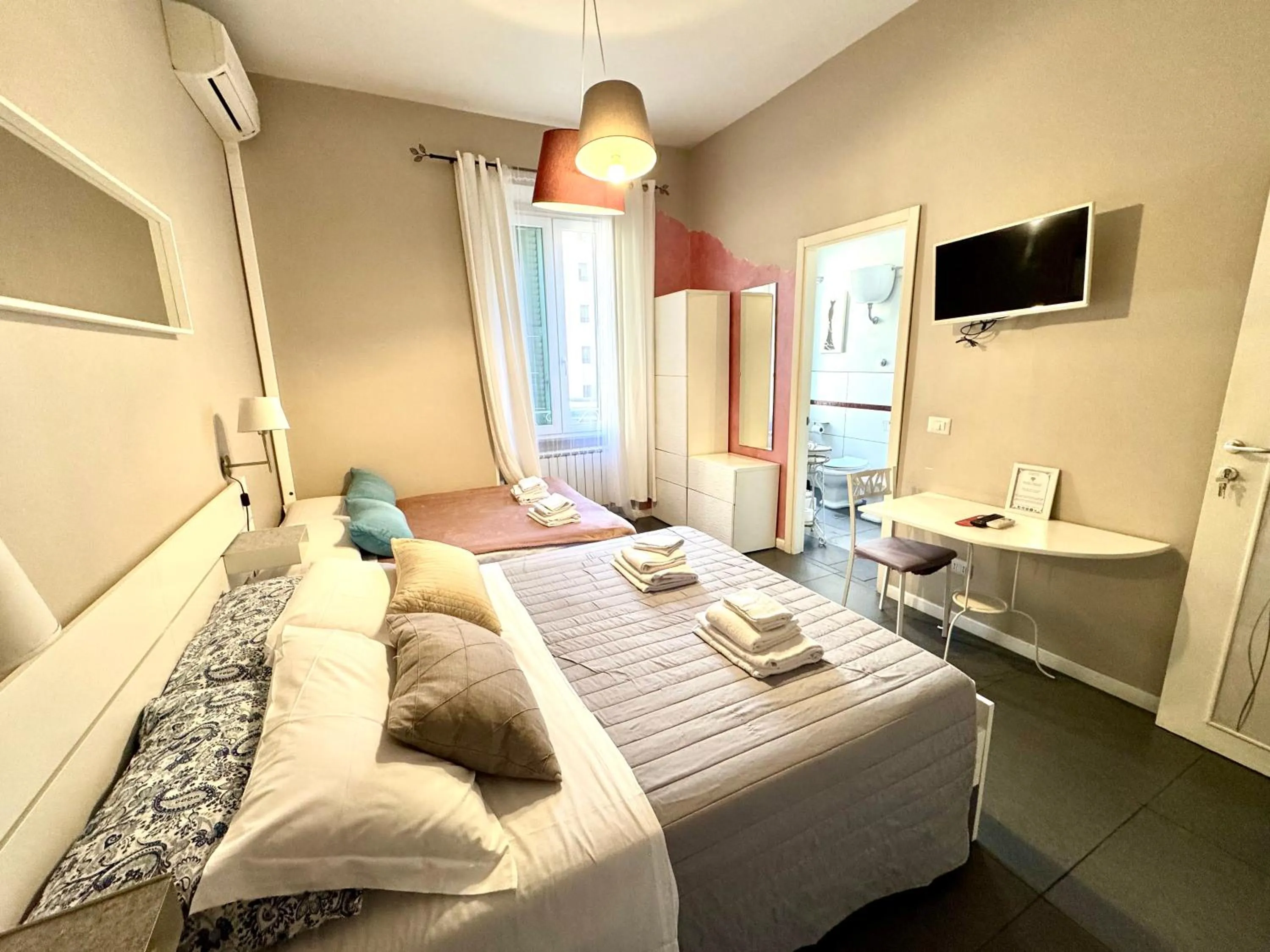 Bed in Le Due Civette Roma