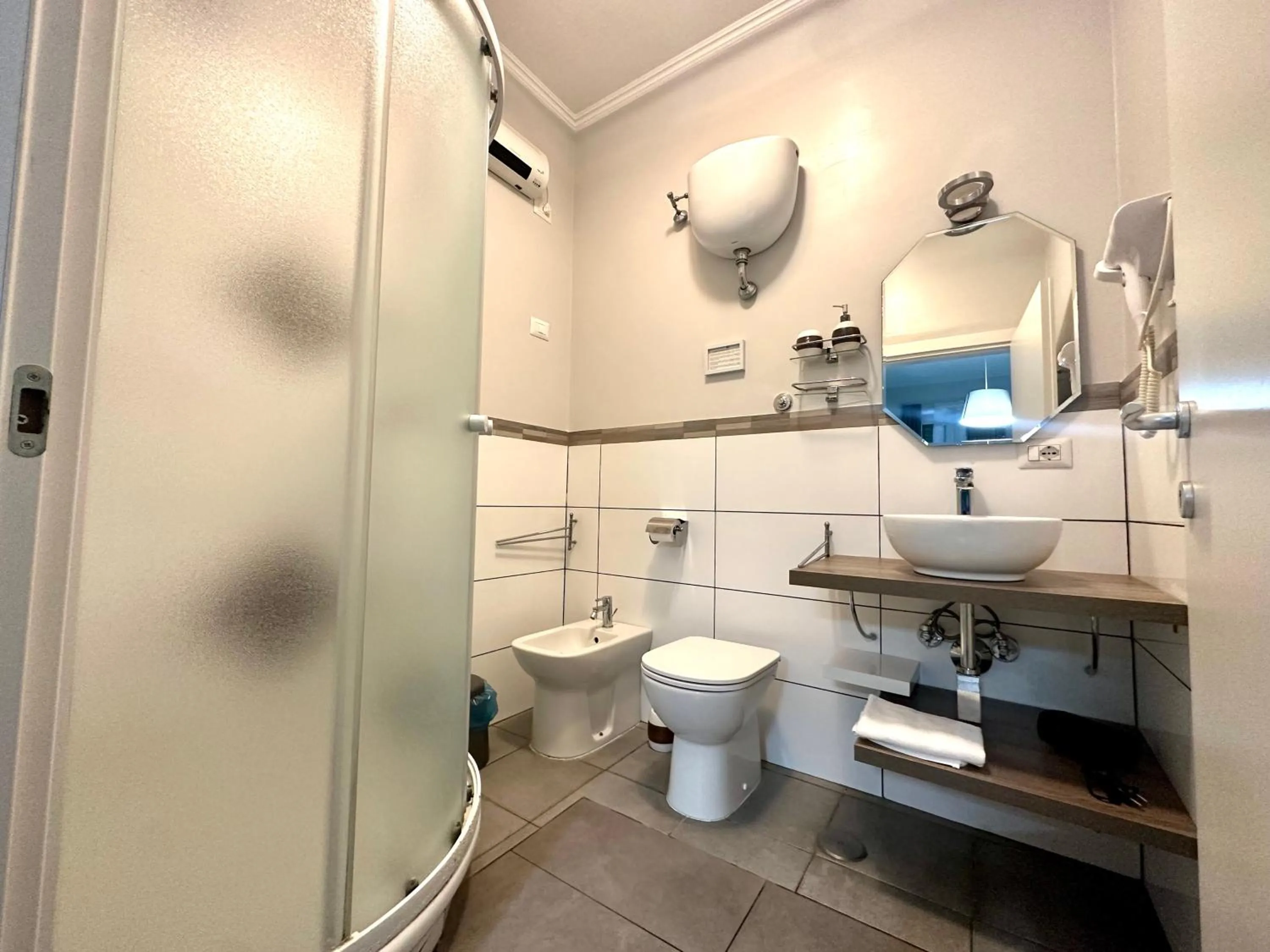 Shower in Le Due Civette Roma