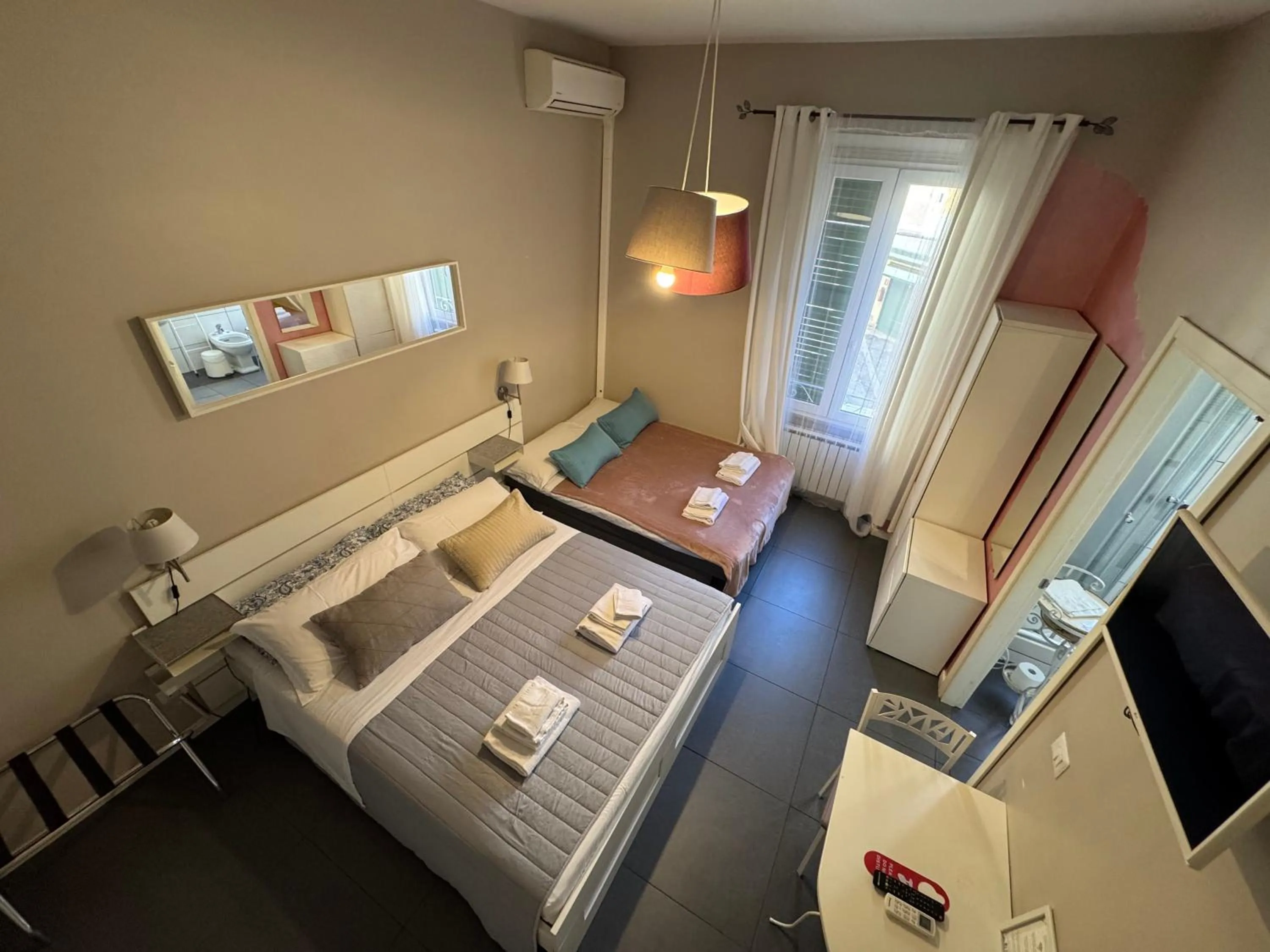 Bed in Le Due Civette Roma