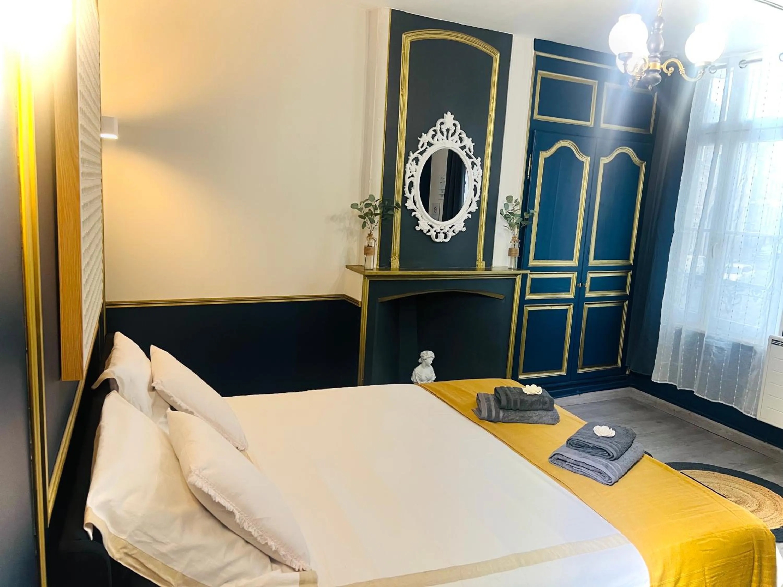 Bed in Studio Royal Saint-Omer Centre