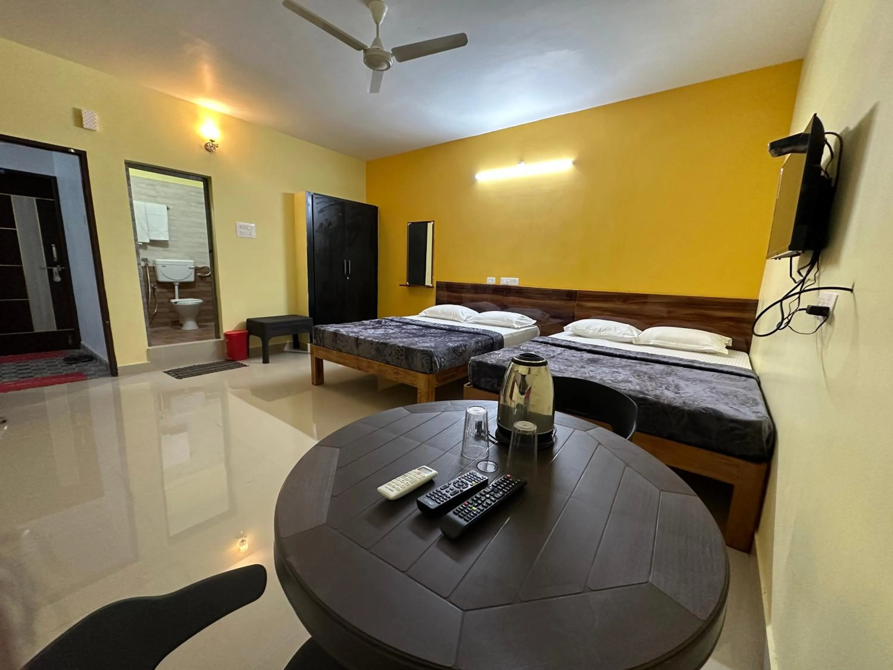 Photo of the whole room, Bed in The Kaya Inn Srirangam