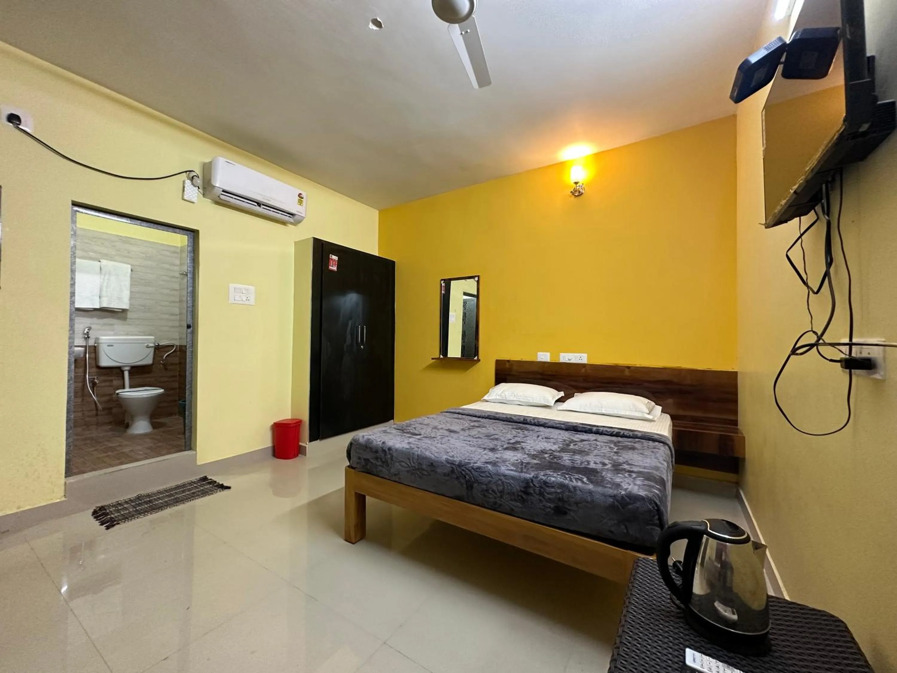 Photo of the whole room, Bed in The Kaya Inn Srirangam