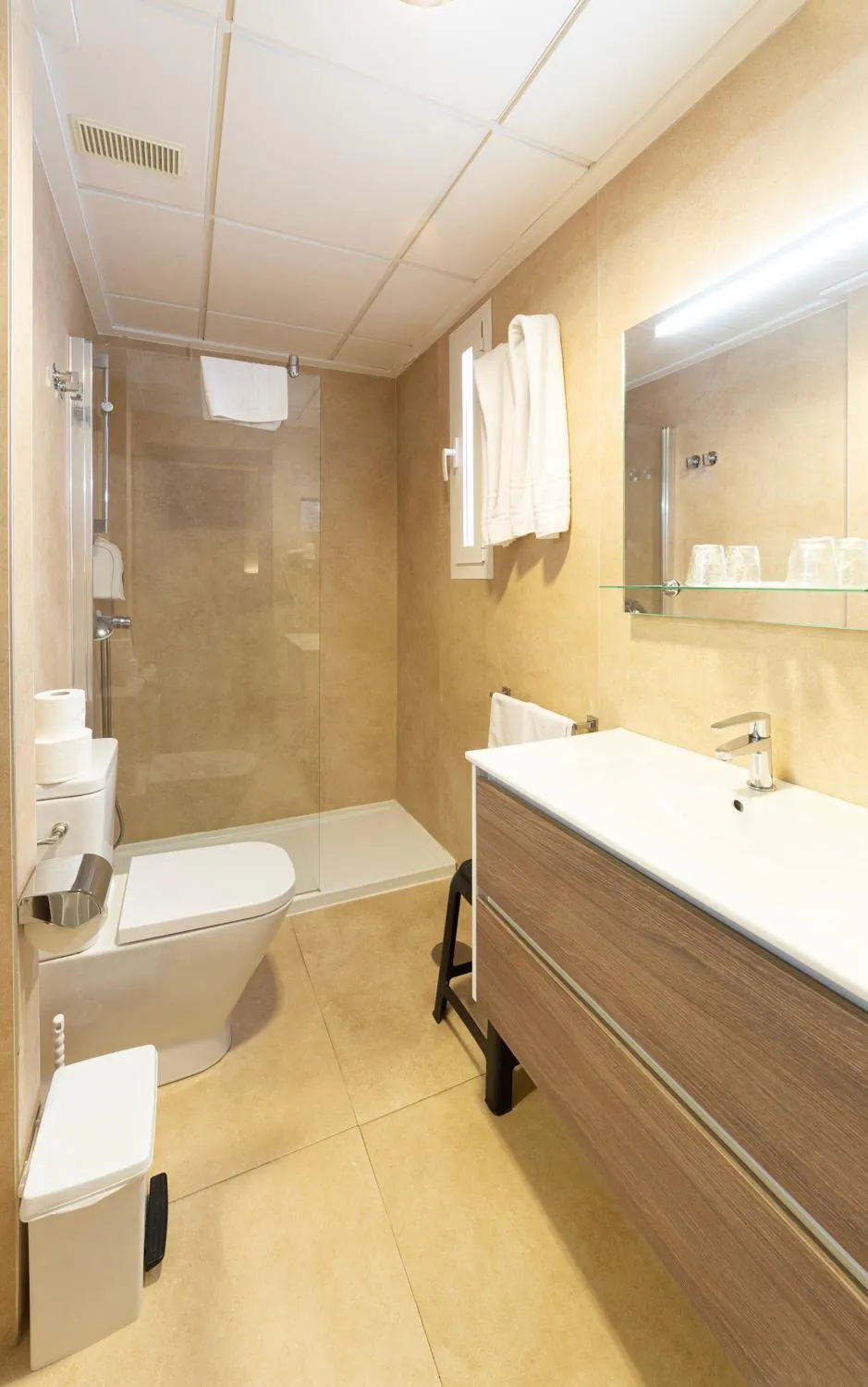 Shower in Hotel Oasis Plaza