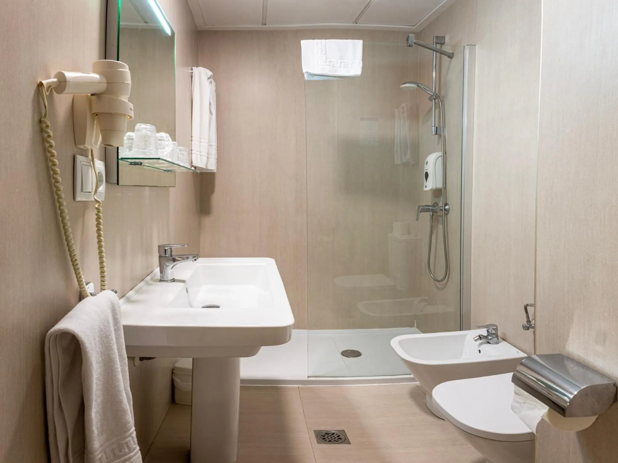 Shower in Hotel Oasis Plaza