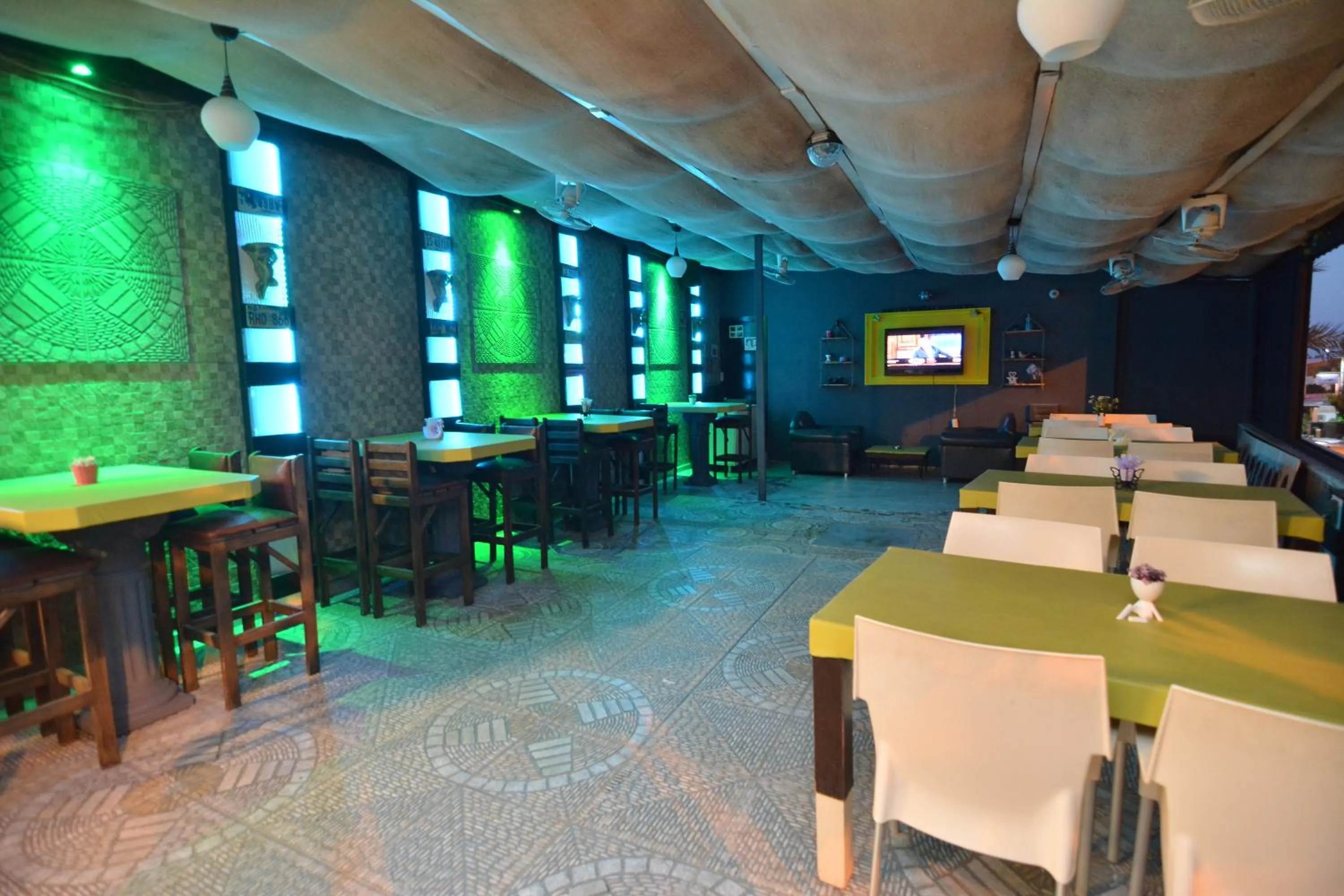 Restaurant/places to eat in Rose Garden Apart Hotel