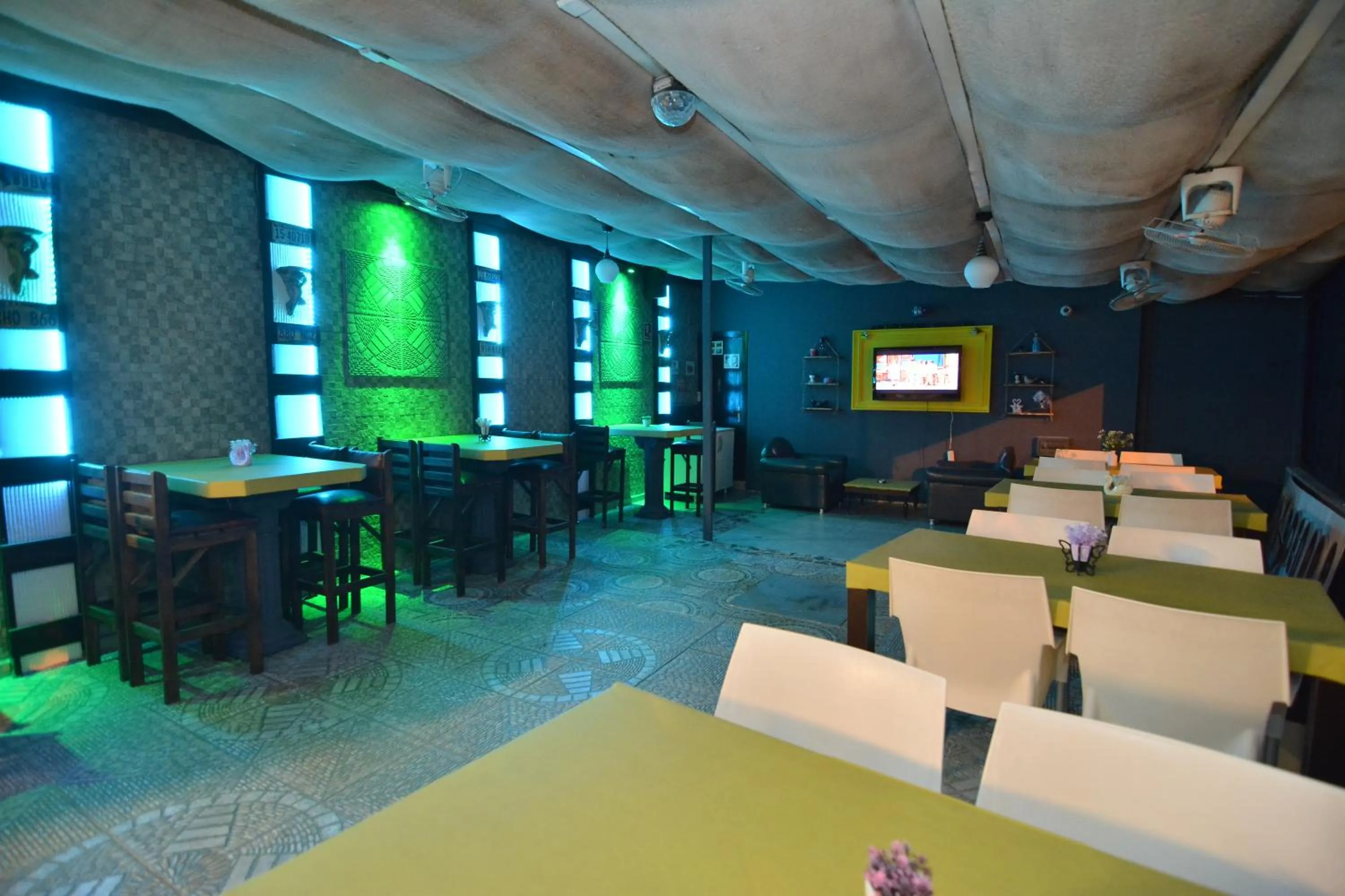 Restaurant/places to eat in Rose Garden Apart Hotel