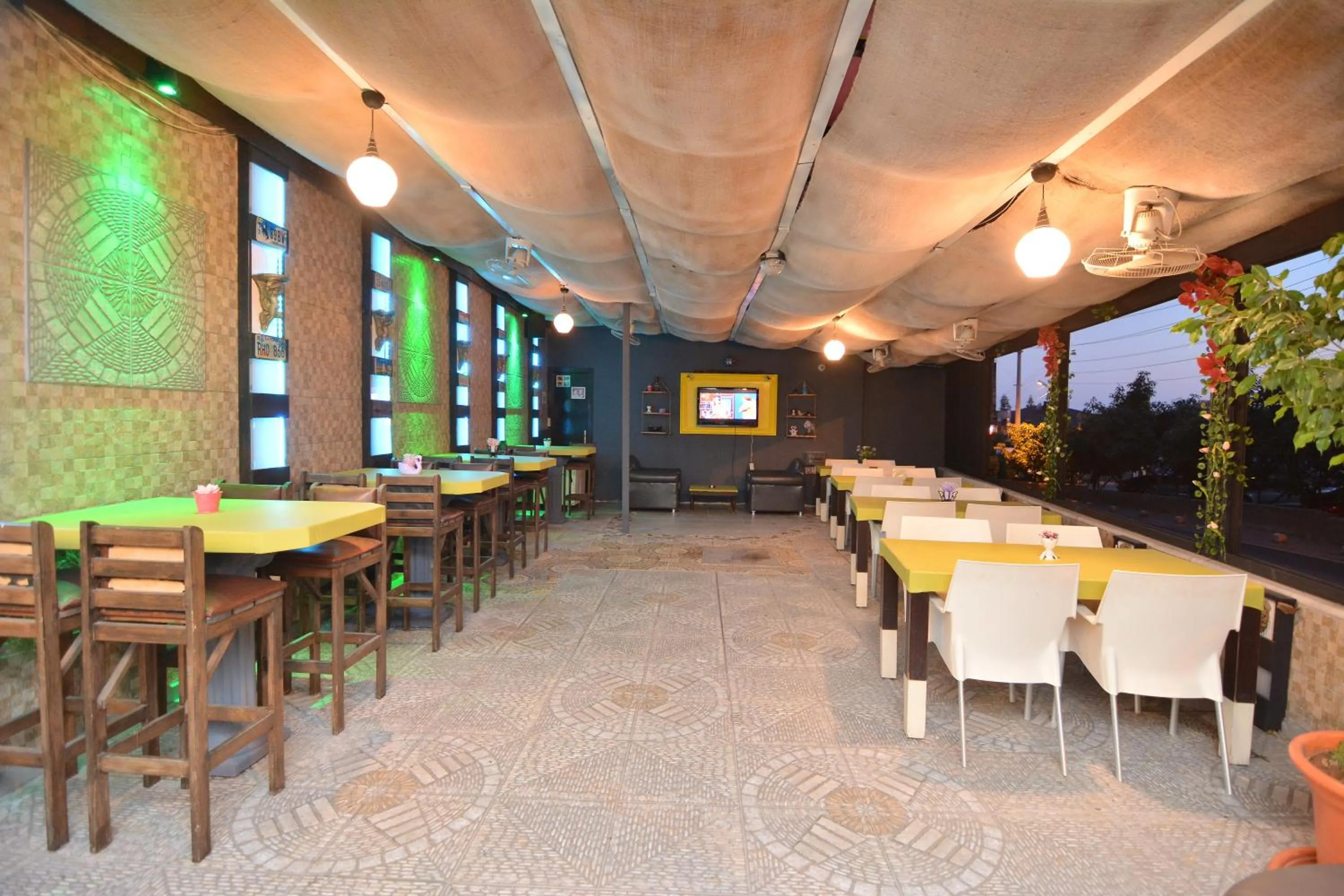 Restaurant/places to eat in Rose Garden Apart Hotel