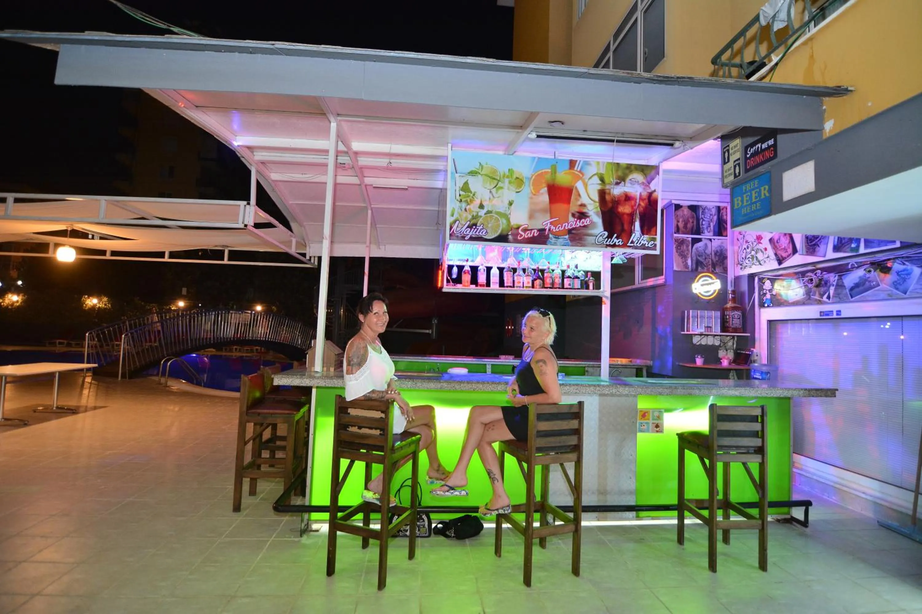 Lounge or bar in Rose Garden Apart Hotel