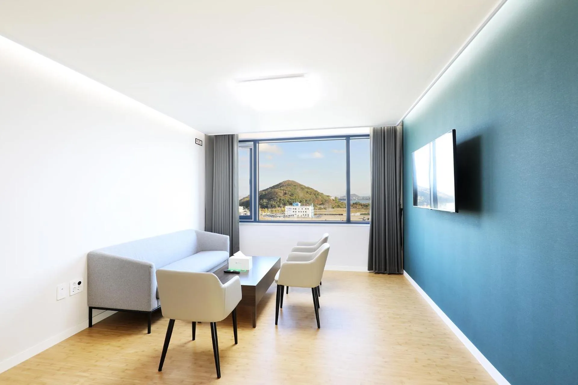 Communal lounge/ TV room in Mokpo Ocean Hotel