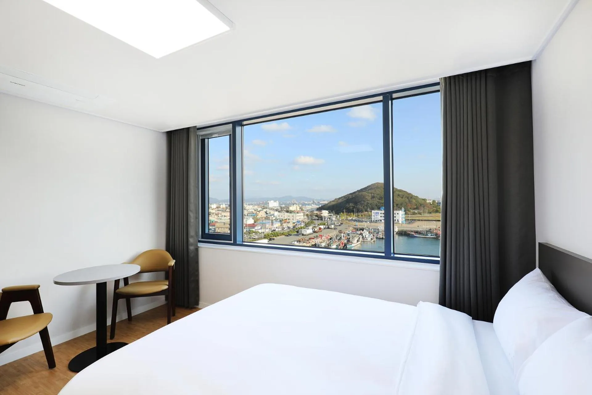 Property building, Bed in Mokpo Ocean Hotel